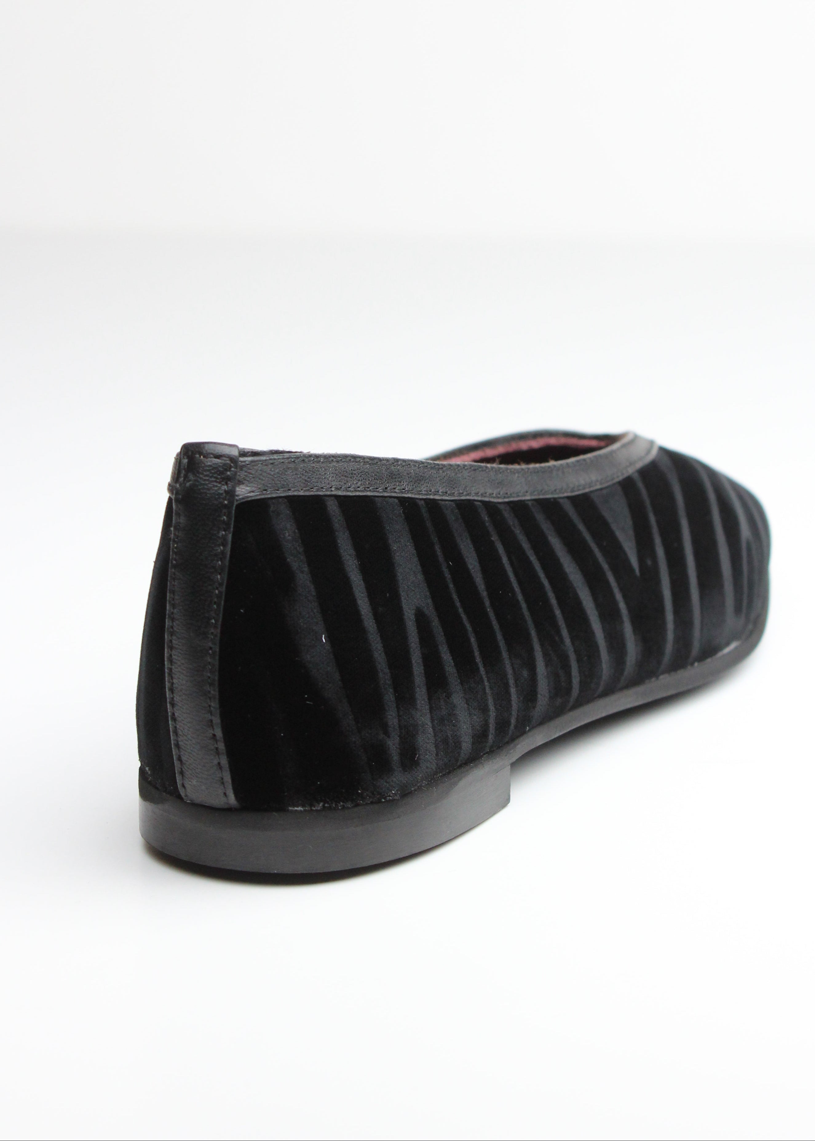 FW25-984 BALLERINA IN CAMOSCIO NERO CON EFFETTO ZEBRATO – VERSILIA | MADE IN ITALY