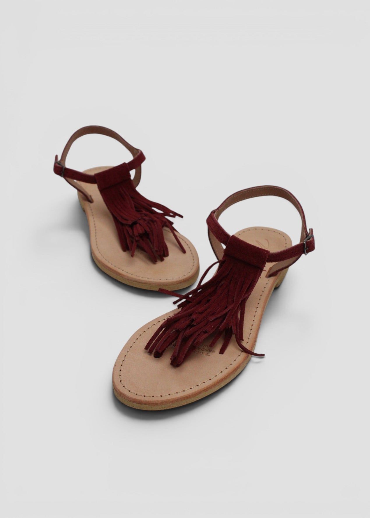 ARIEL – SANDALO INFRADITO IN SUEDE BORDEAUX CON FRANGE E CINTURINO ALLA CAVIGLIA