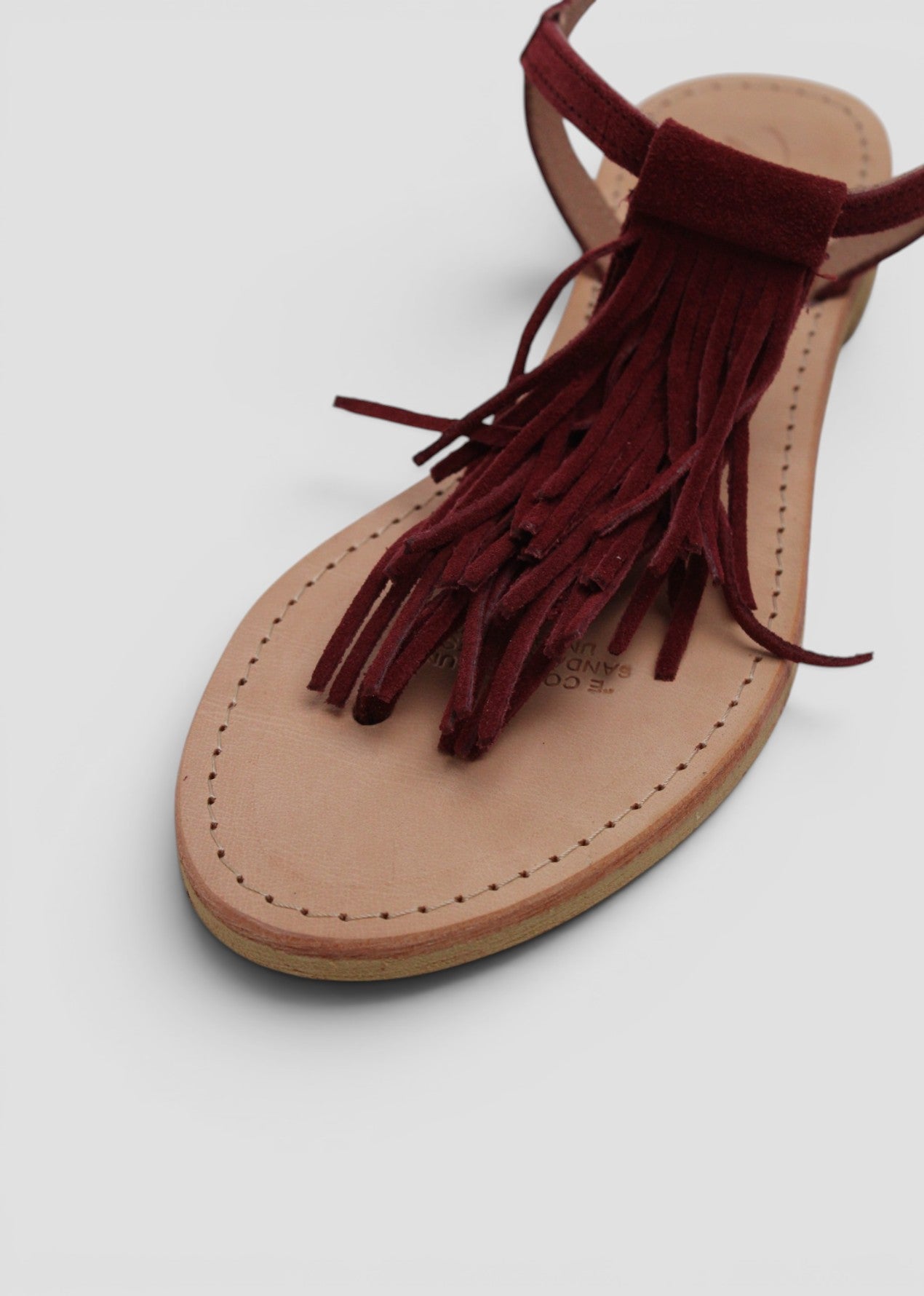ARIEL – SANDALO INFRADITO IN SUEDE BORDEAUX CON FRANGE E CINTURINO ALLA CAVIGLIA