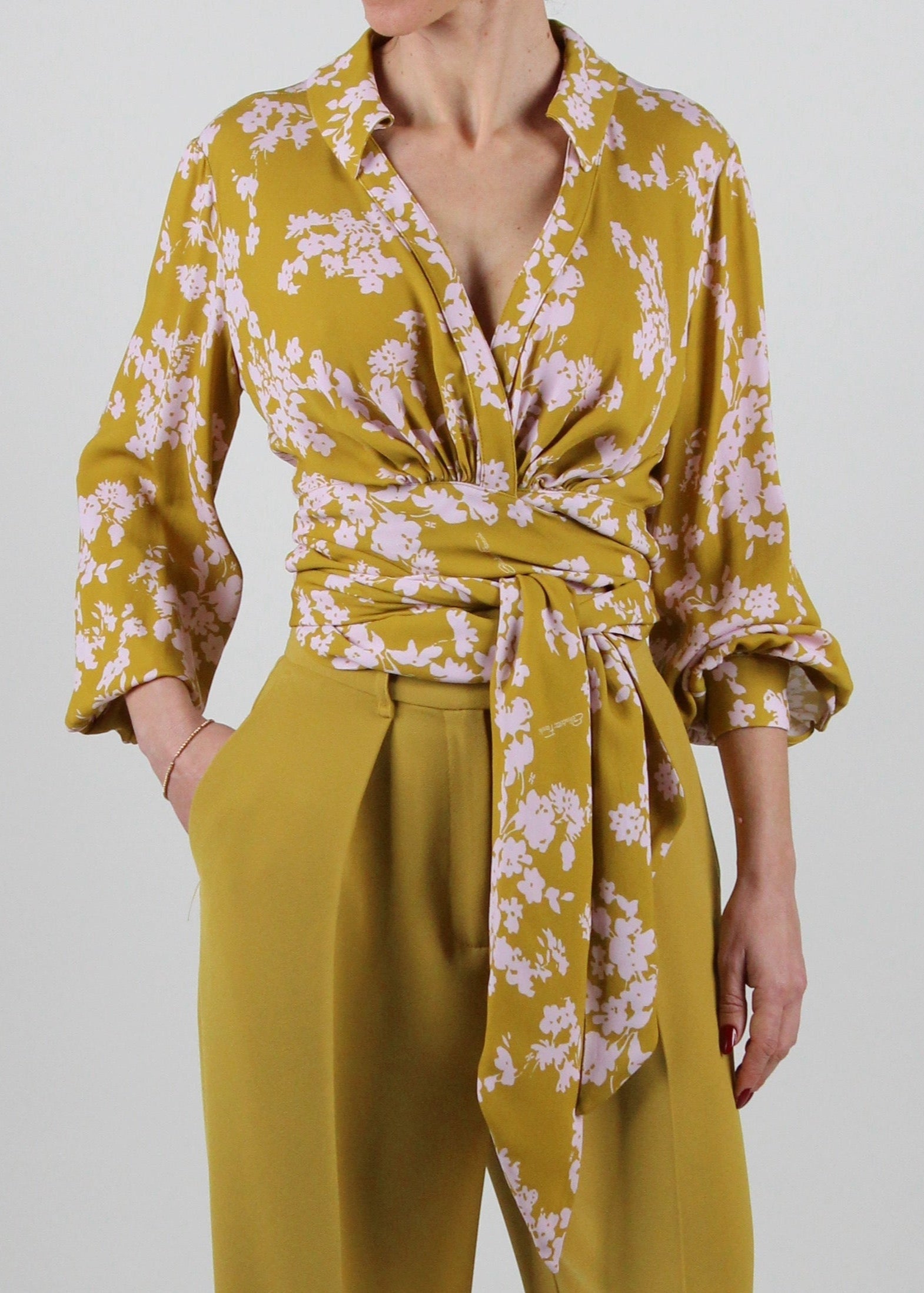 CA11051E2 CAMICIA IN GEORGETTE CON FUSCIACCA COL. CURRY/QUARZO