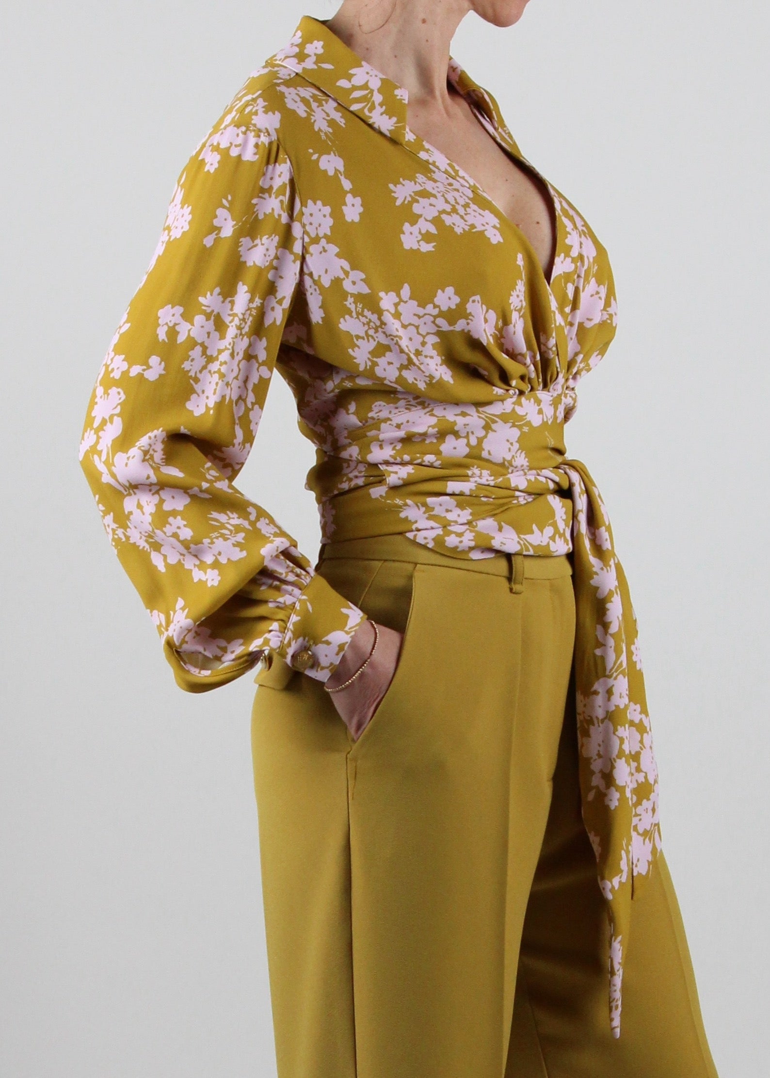CA11051E2 CAMICIA IN GEORGETTE CON FUSCIACCA COL. CURRY/QUARZO