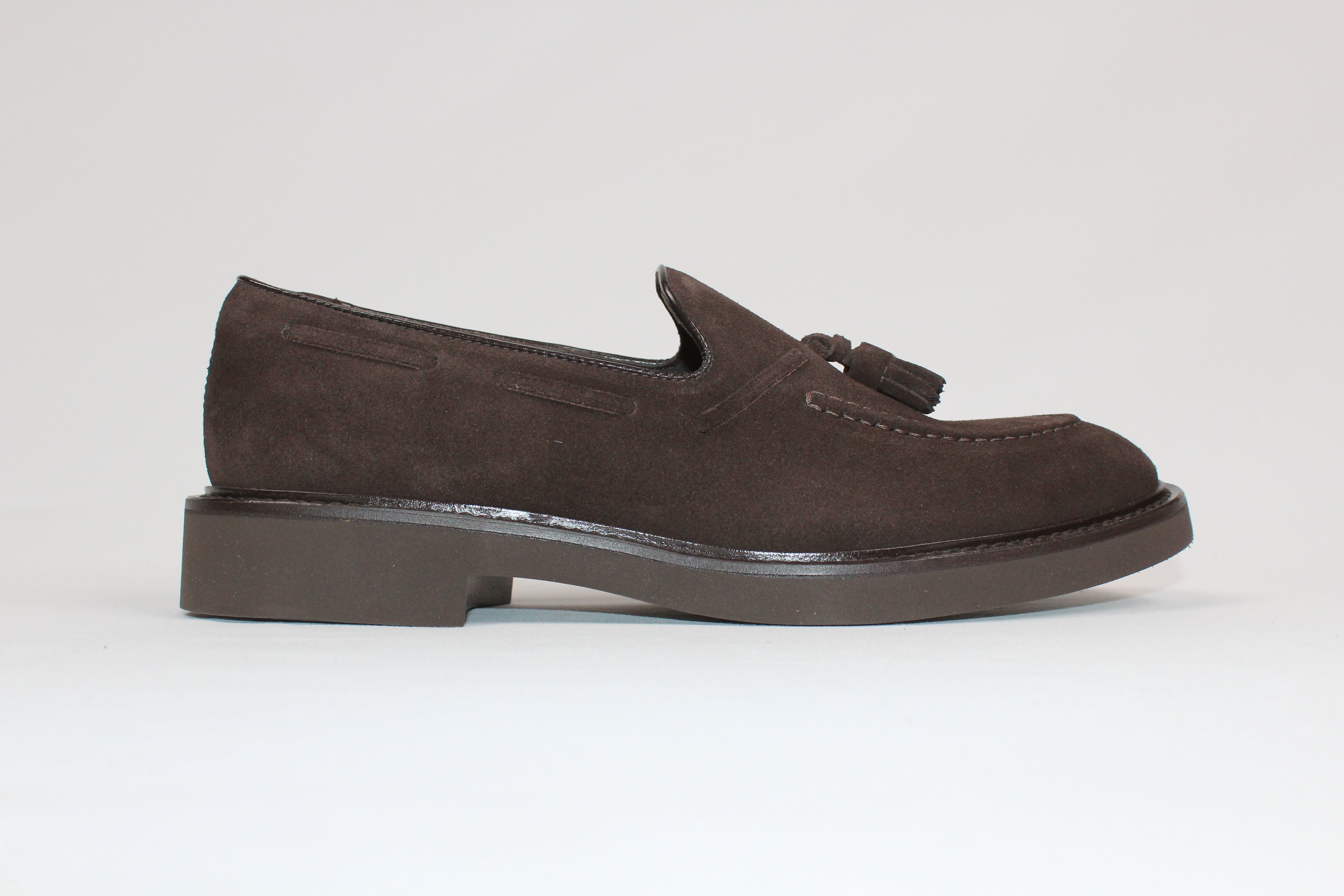 AI/SS25-DU3339VEROUF009TM23. MOCASSINO CON NAPPINE IN SUEDE MARRONE "TERRE"