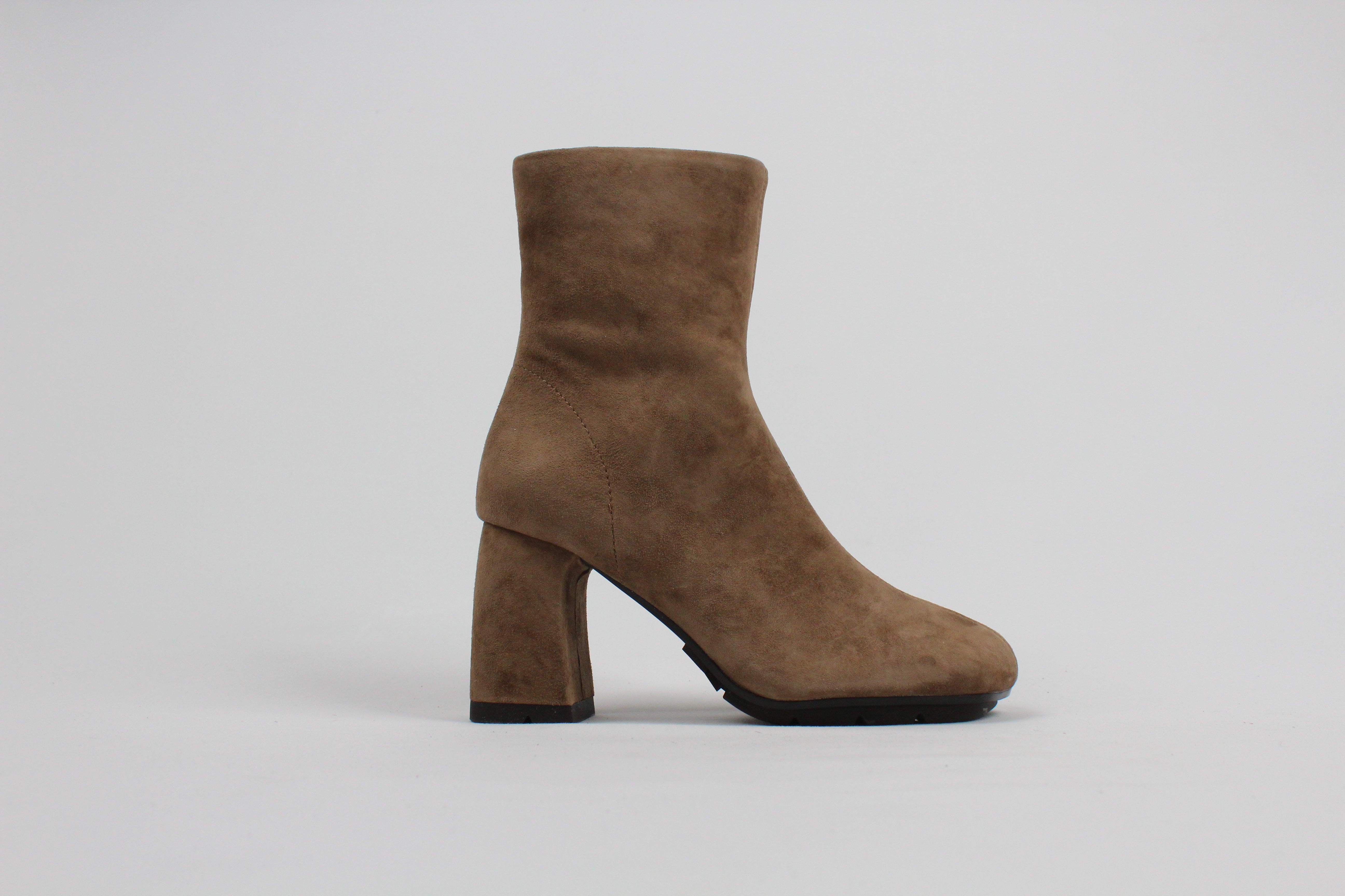 FW25-ECLAT02 STIVALETTO ECLAT IN SUEDE TORTORA CON ZIP LATERALE E TACCO 8,5 CM