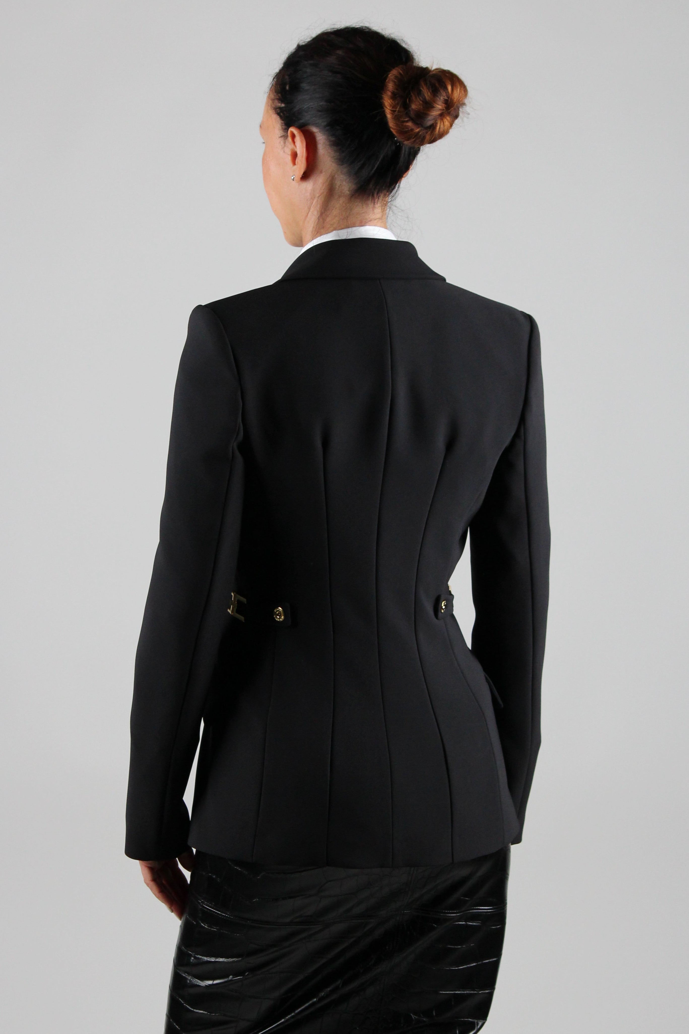 FW25-GI17556E2 GIACCA IN CRÊPE LEGGERO CON DETTAGLI GIOIELLO COLORE NERO