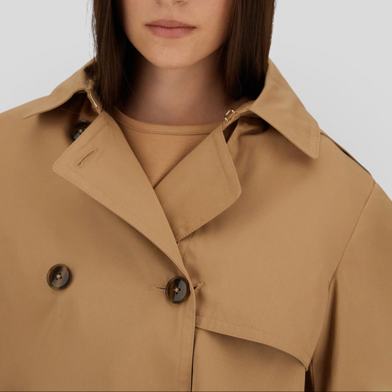 SS26-IM000177D-13238 TRENCH CORTO DEAN CAMMELLO
