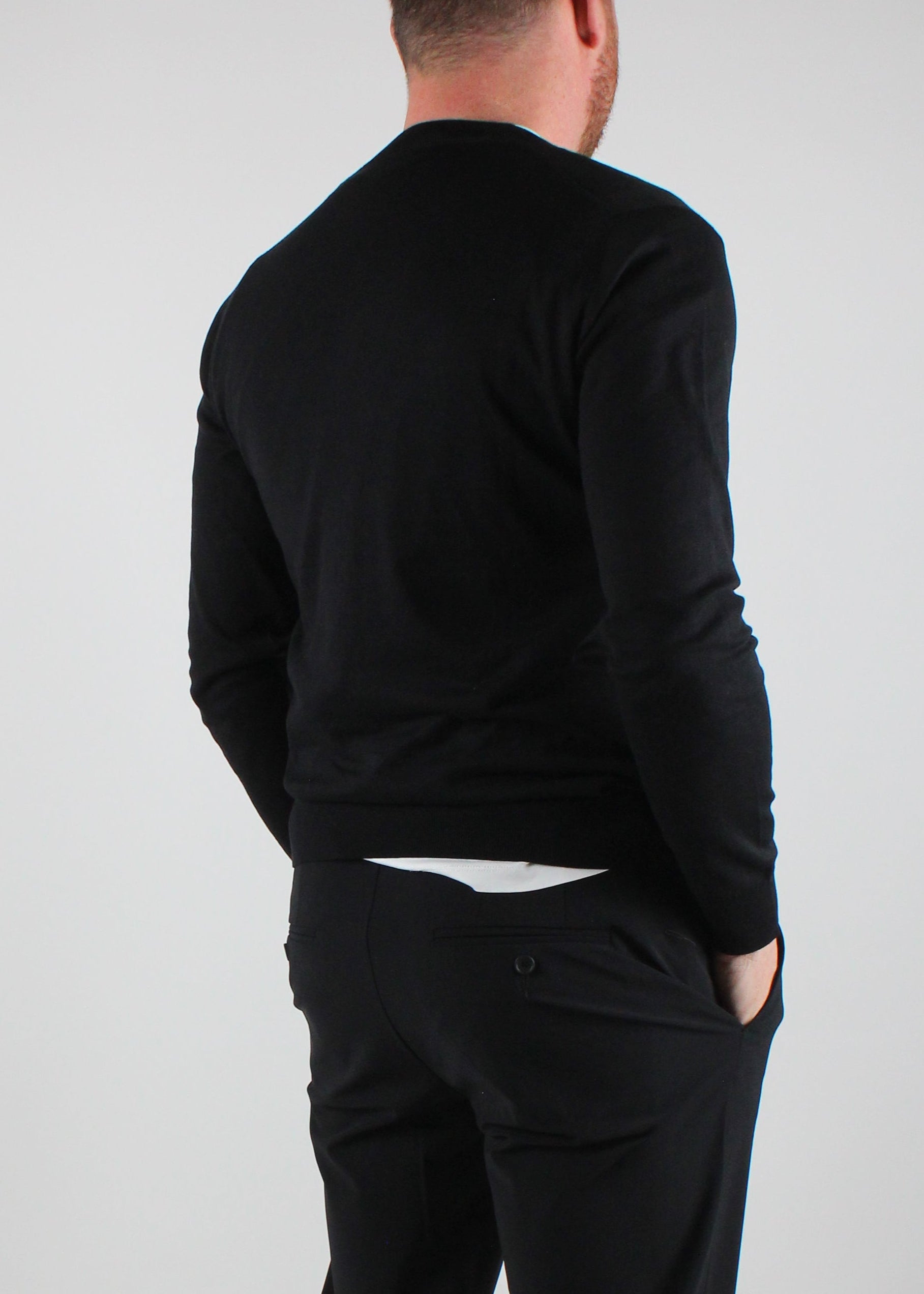 A005-F100-9000 MAGLIA SCOLLO A V IN SETA E COTONE COLOLRE NERO