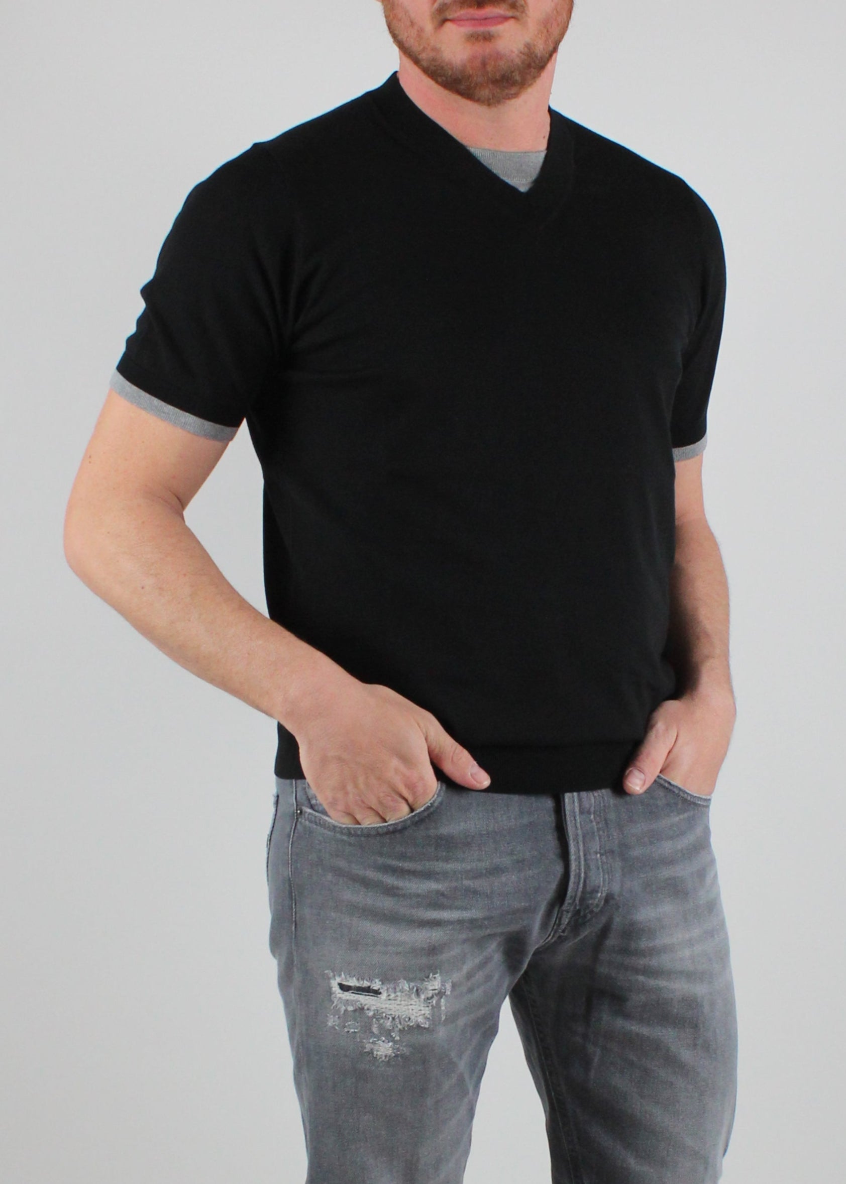 A004-F200-9000 MAGLIA A MANICHE CORTE V-NECK IN COTONE EXTRA FINE COLORE NERO