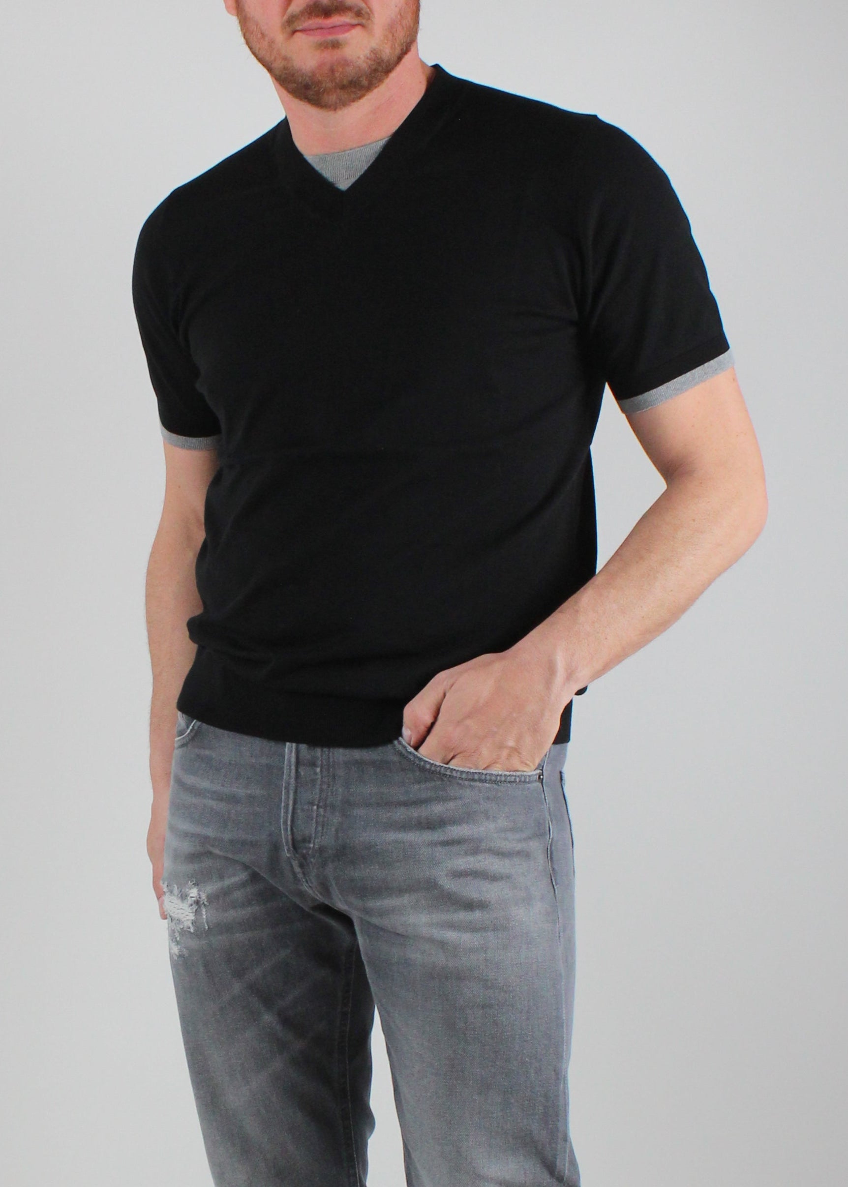 A004-F200-9000 MAGLIA A MANICHE CORTE V-NECK IN COTONE EXTRA FINE COLORE NERO