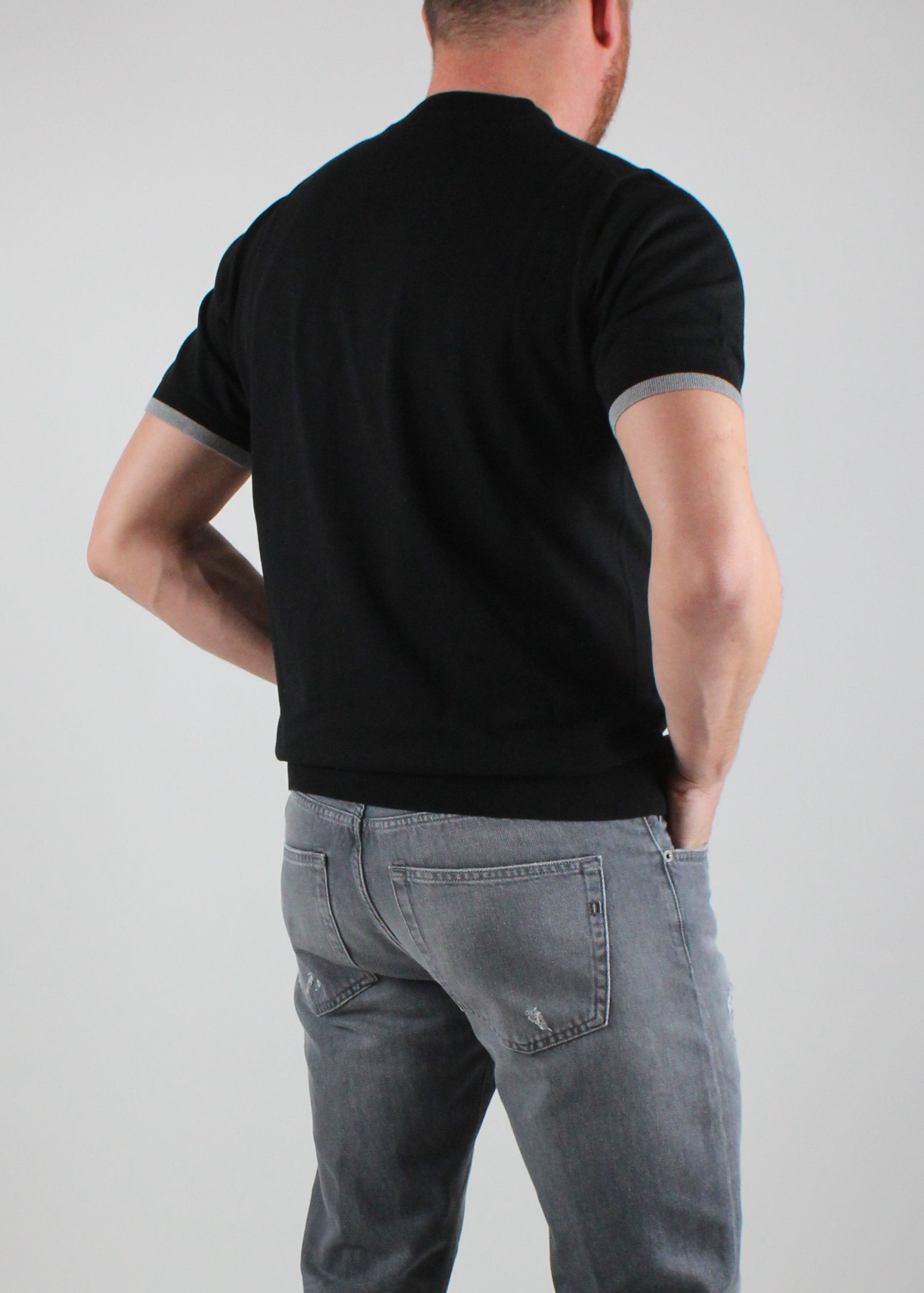 A004-F200-9000 MAGLIA A MANICHE CORTE V-NECK IN COTONE EXTRA FINE COLORE NERO