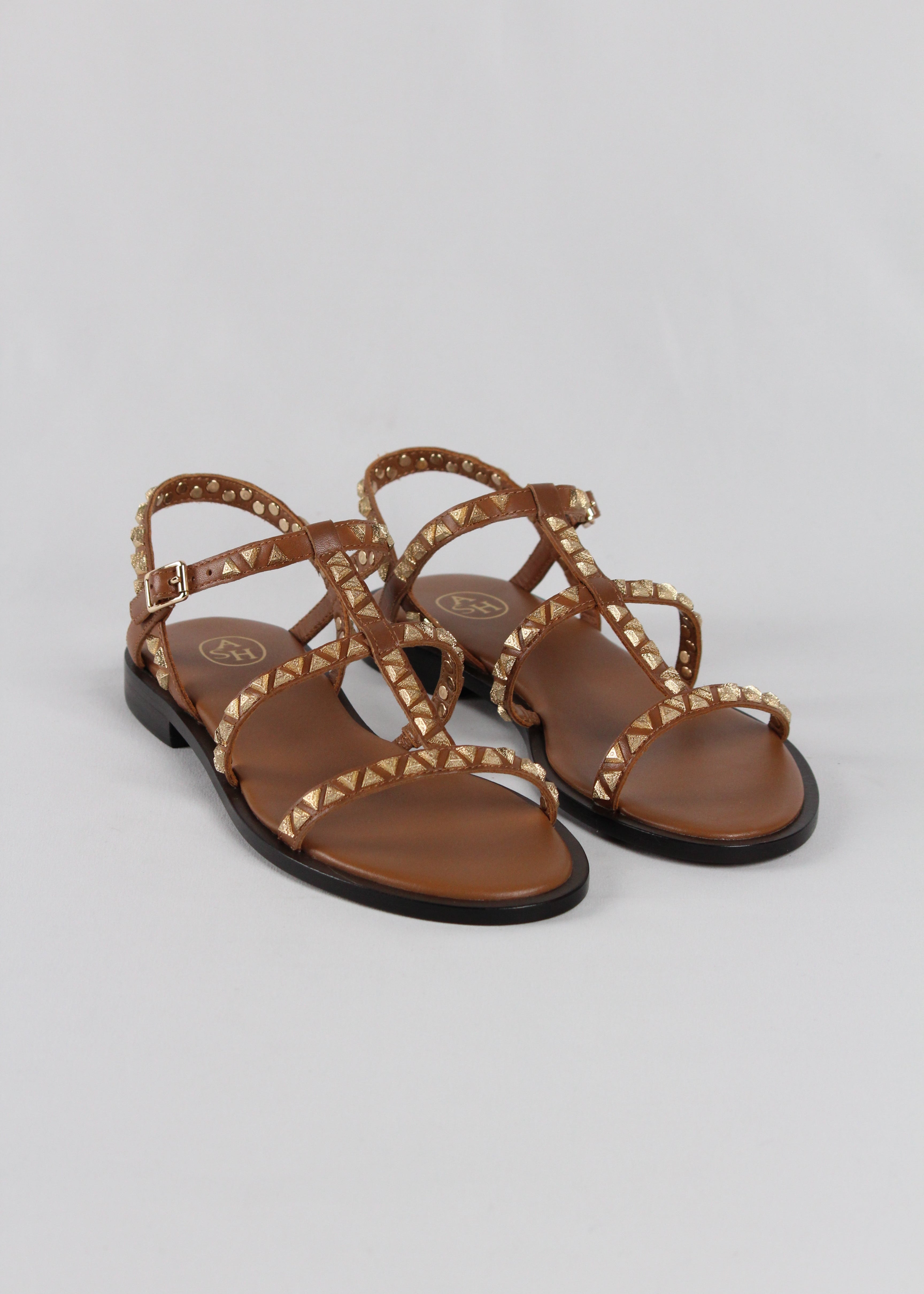 SANDALO POLINESIA03. IN PELLE CUOIO CON BORCHIE