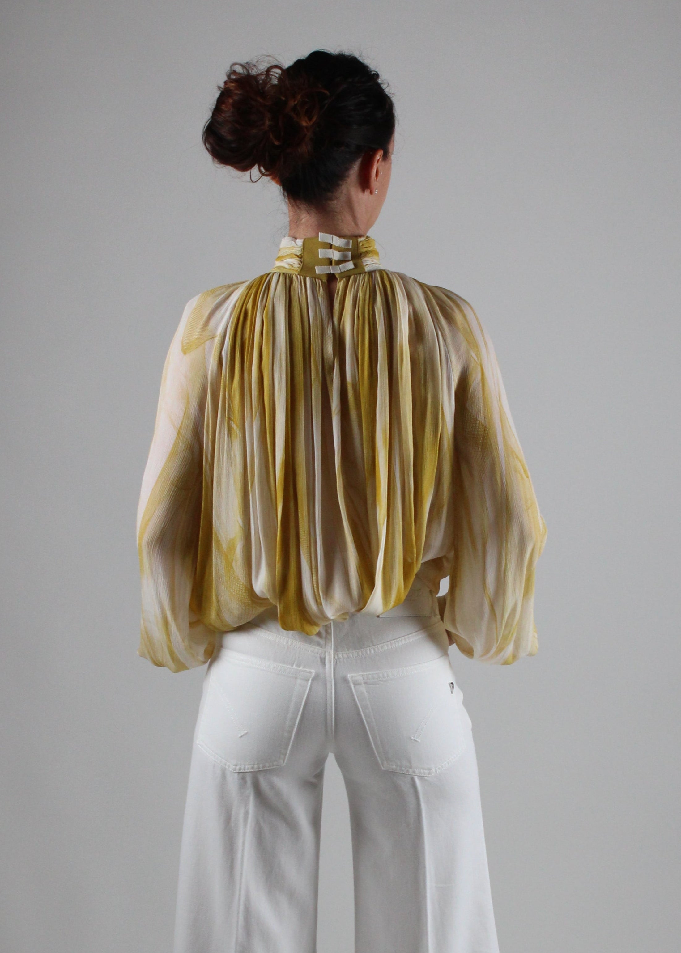 CA12052E2 BLUSA IN CRÊPONNE CON STAMPA TULLE E FIOCCHI COLORE. BURRO/CURRY