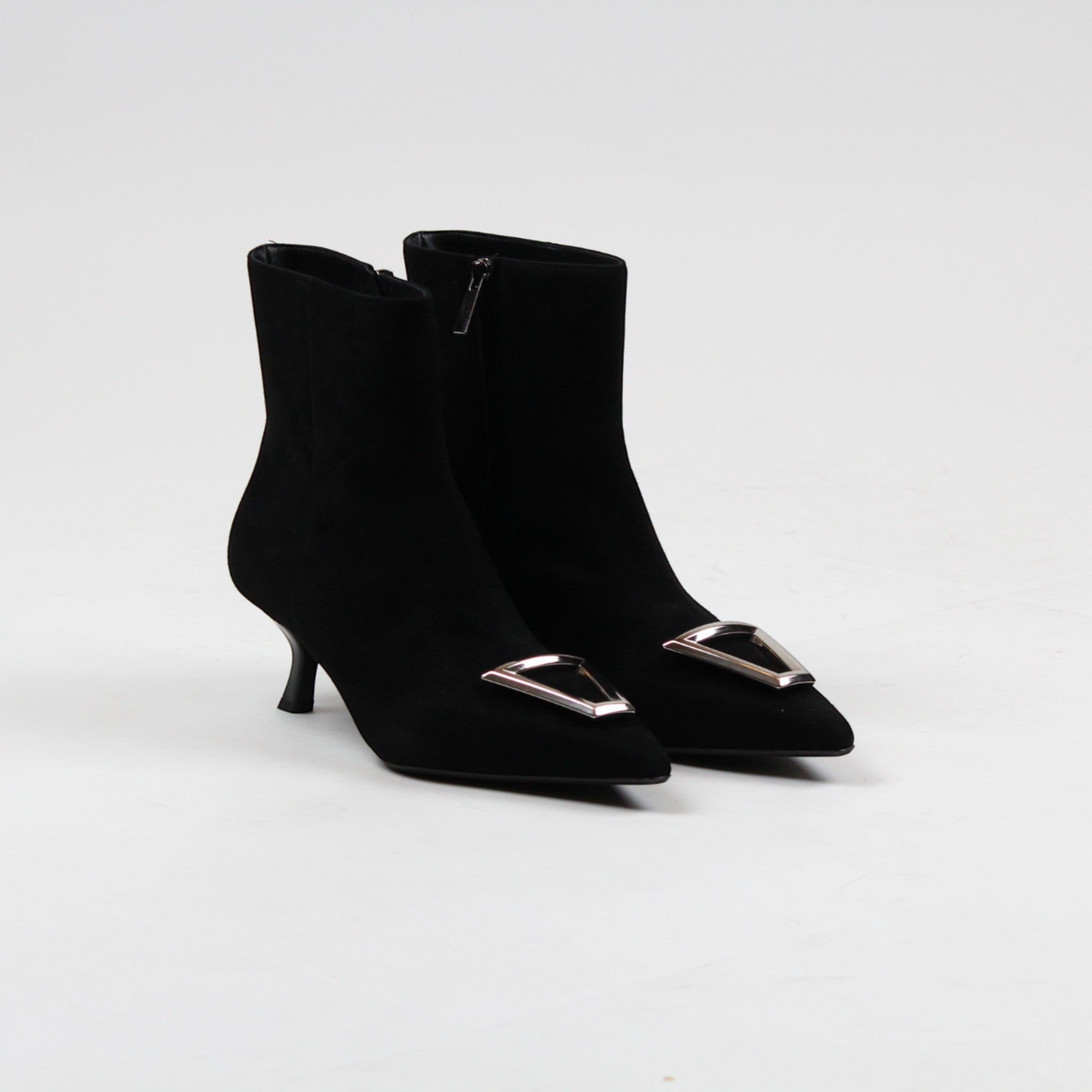 TRONCHETTO ISABY5 IN CAMOSCIO NERO CON ACCESSORIO IN ACCIAIO