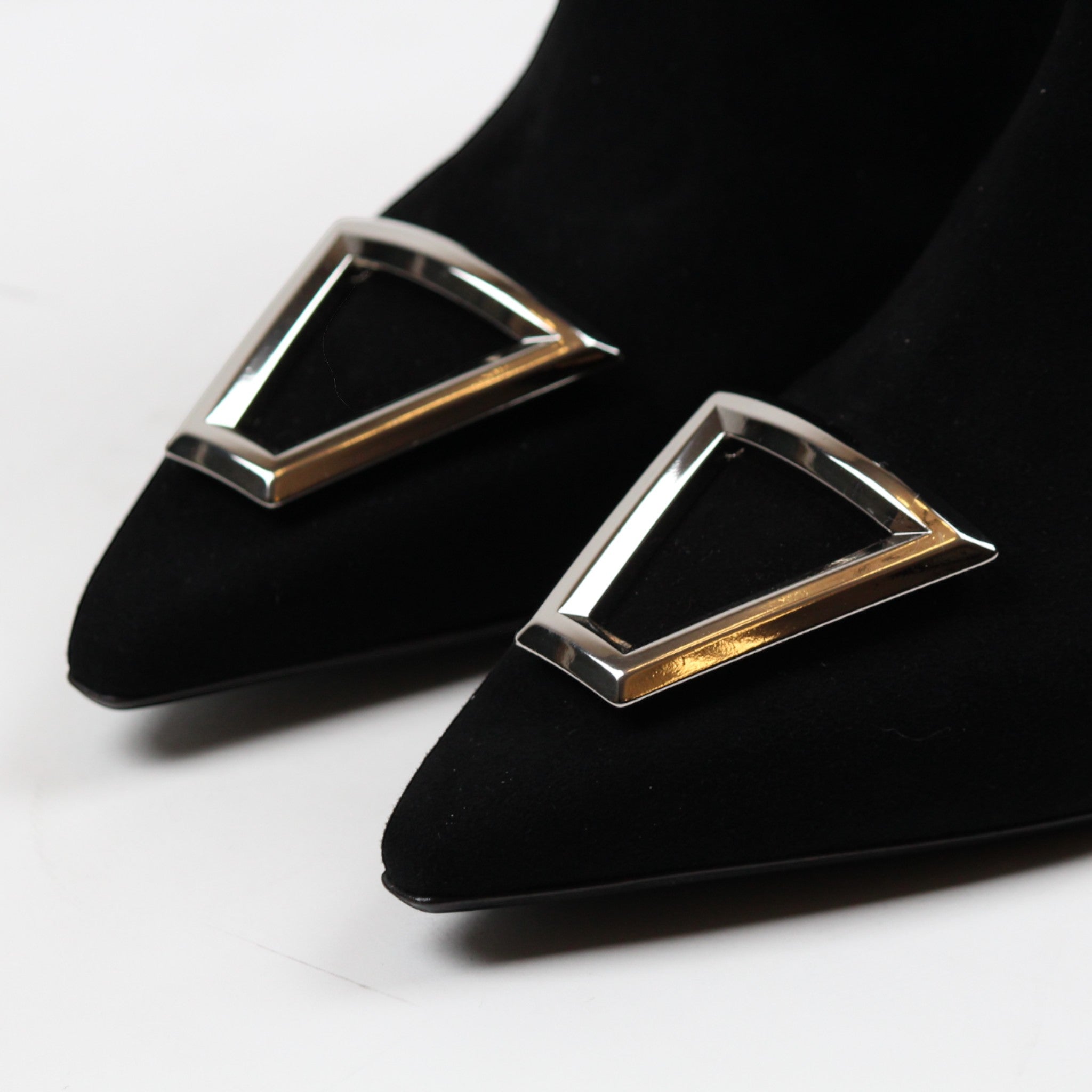 TRONCHETTO ISABY5 IN CAMOSCIO NERO CON ACCESSORIO IN ACCIAIO