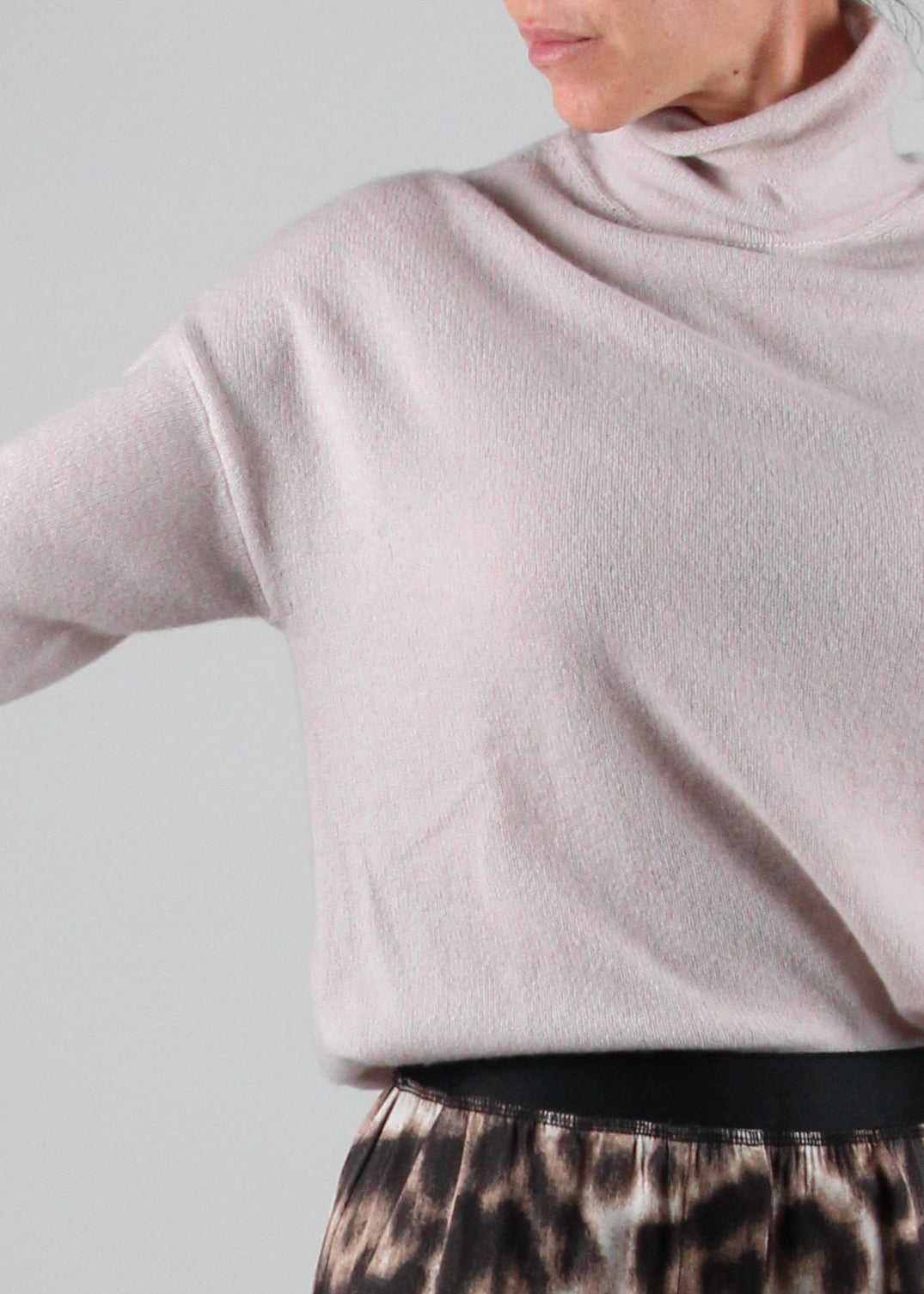 FW25-2636-05-86 MAGLIA DOLCEVITA BOXIG IN CASHMERE COLORE BURRO