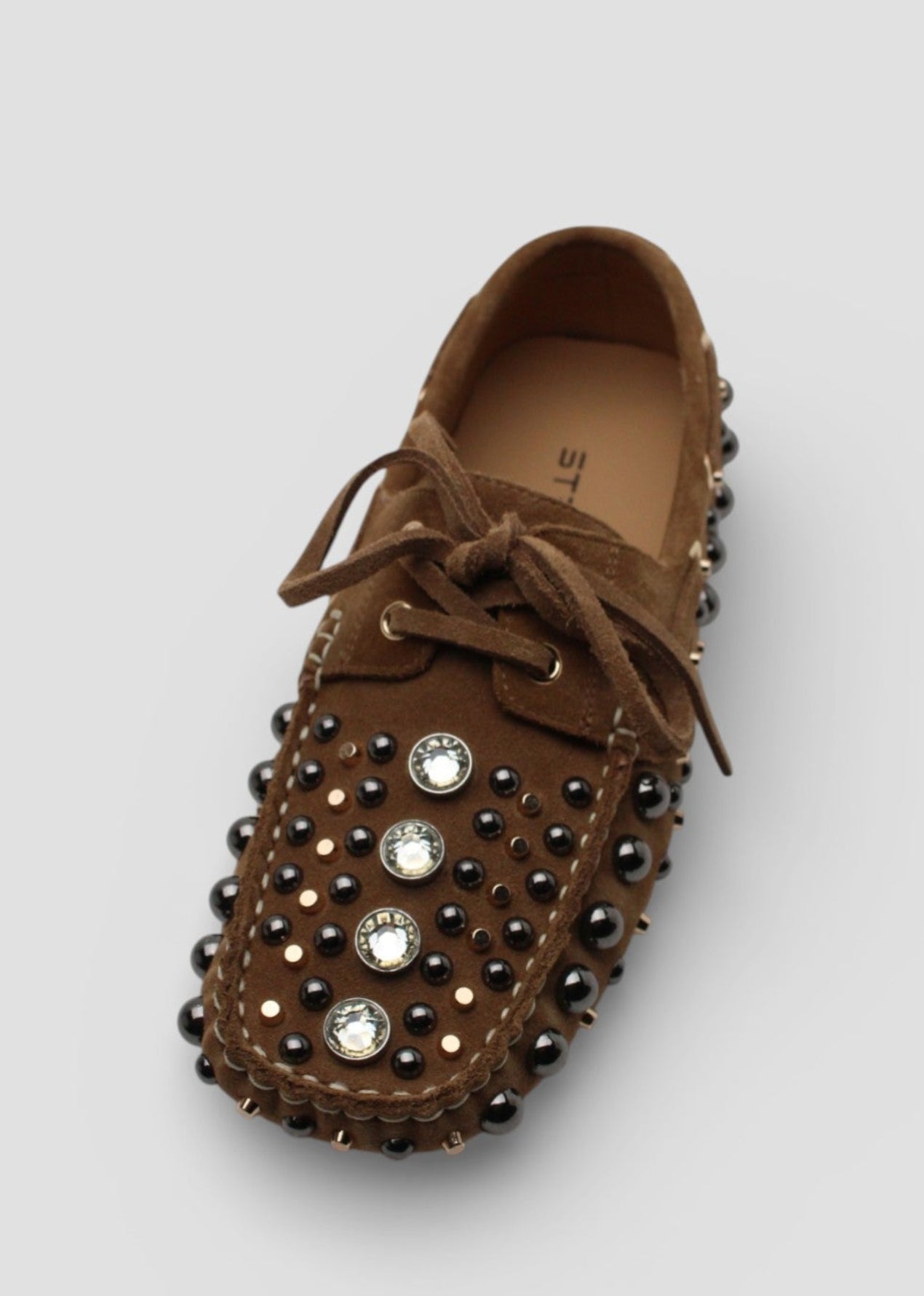 SS26-R50 Mocassino in Suede Cammello con Borchie