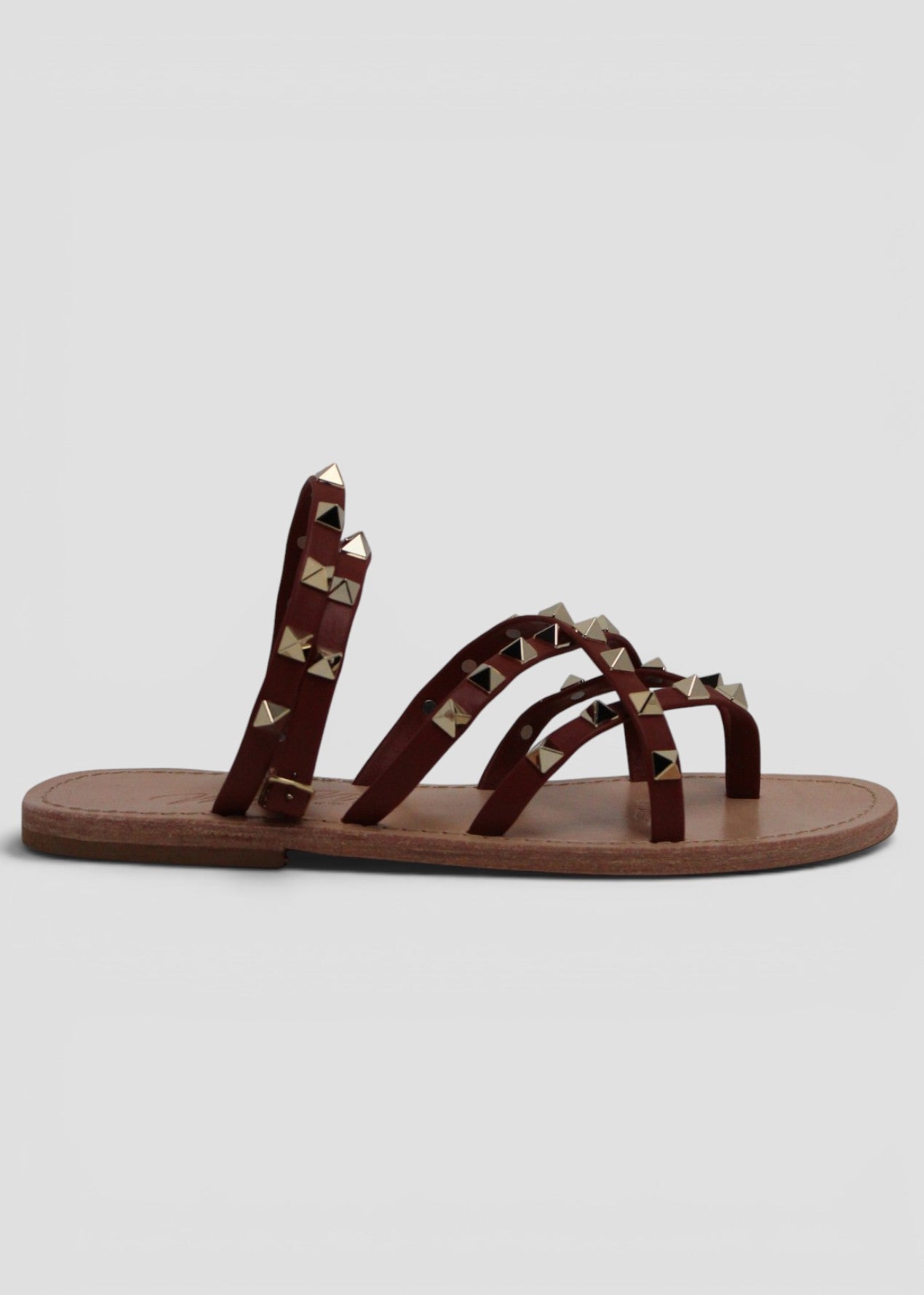 TIANA – SANDALO INFRADITO IN PELLE DI VITELLO REDSKIN CON BORCHIE E CINTURINO ALLA CAVIGLIA