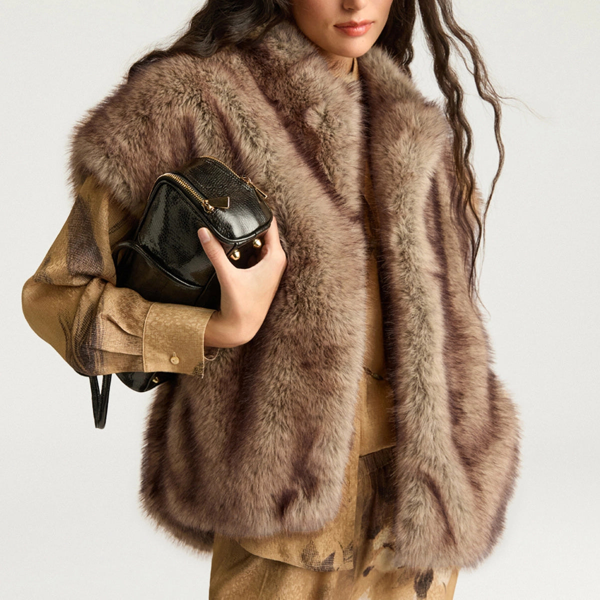 MOCO042-26247MO-0684. MAXI GILET TALULAH IN ECOFUR A PELO LUNGO - MARMOTTA
