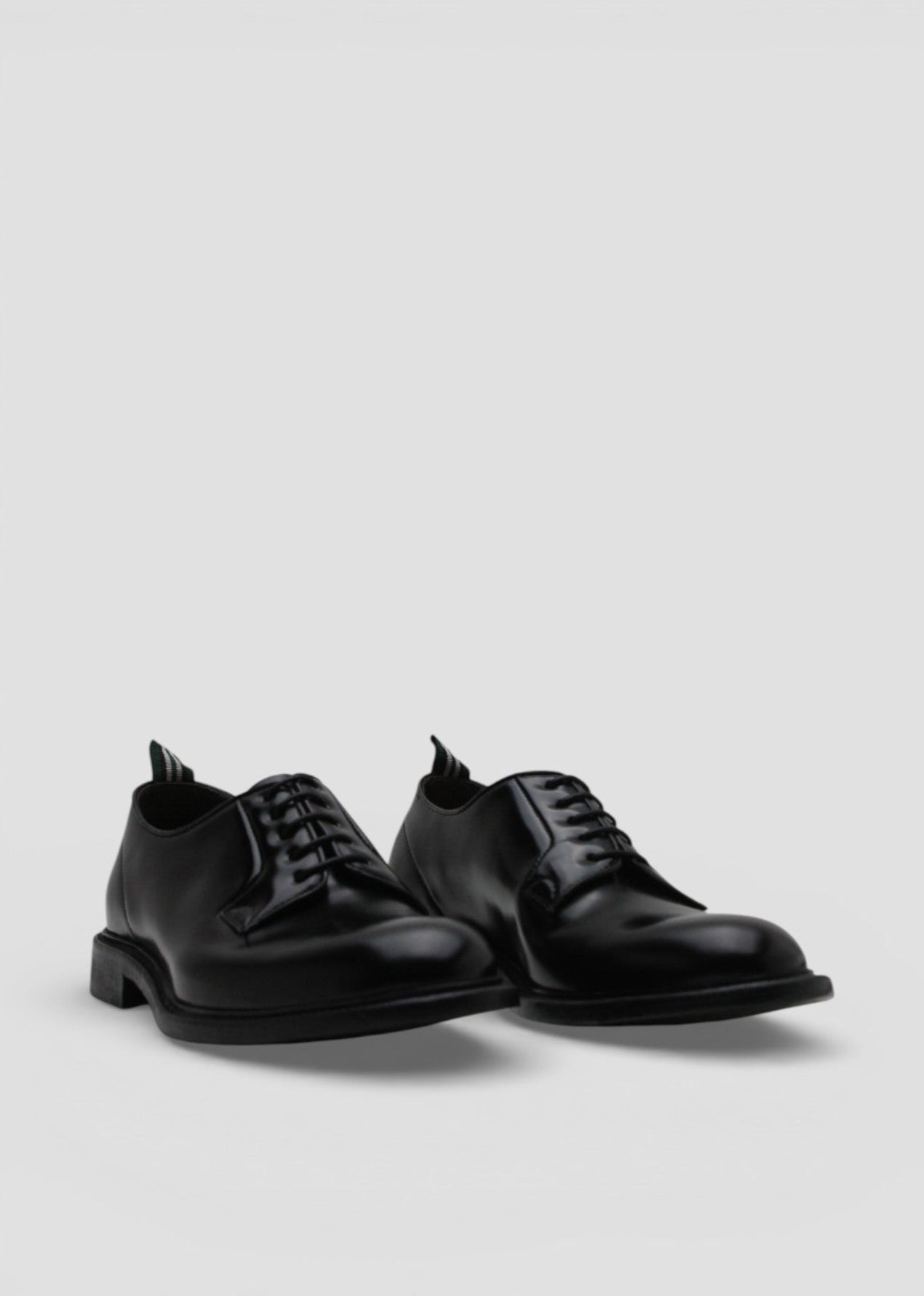 SS26-3029.  STRINGATA UOMO IN PELLE NERA