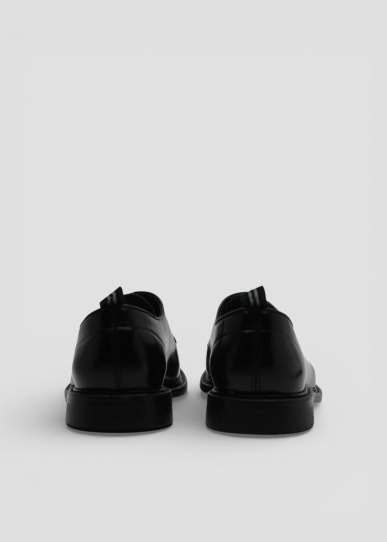 SS26-3029.  STRINGATA UOMO IN PELLE NERA