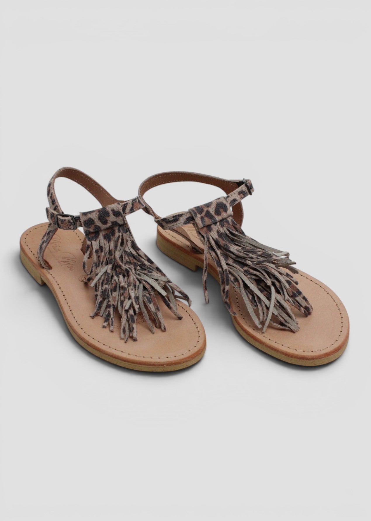 ARIEL – SANDALO INFRADITO IN SUEDE STAMPA MACULATA CON FRANGE E CINTURINO ALLA CAVIGLIA
