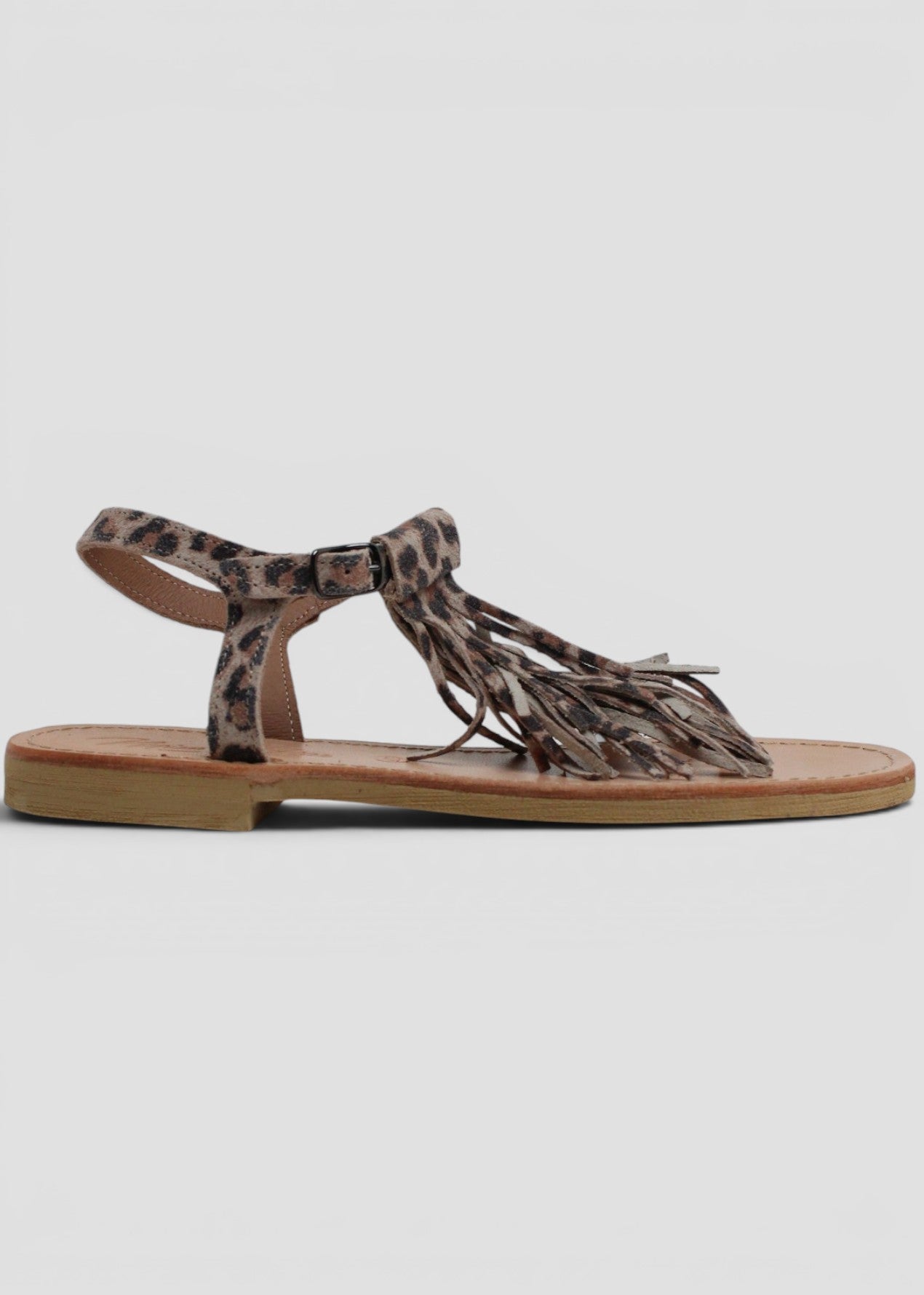 ARIEL – SANDALO INFRADITO IN SUEDE STAMPA MACULATA CON FRANGE E CINTURINO ALLA CAVIGLIA