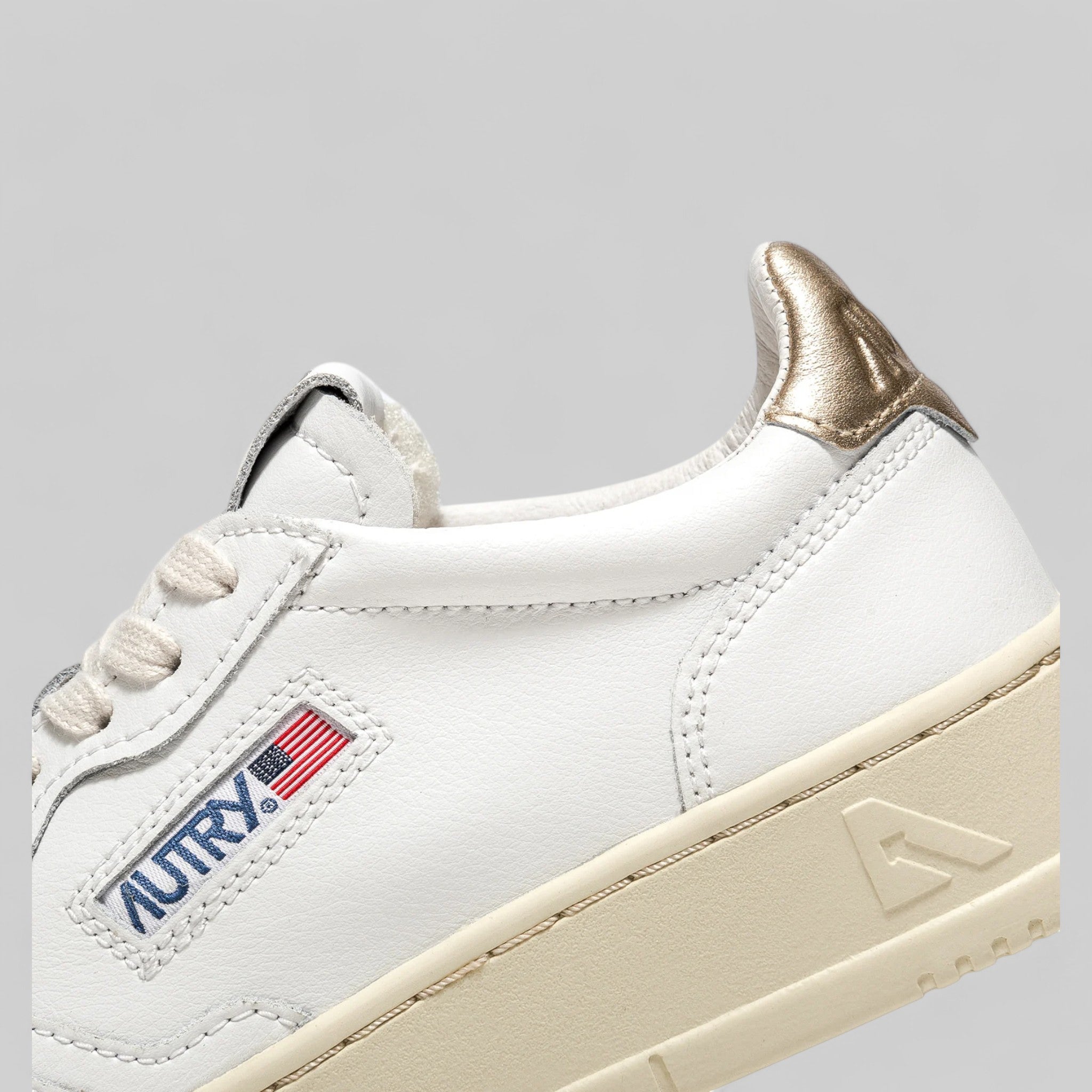 SNEAKERS AULW-LL06  MEDALIST LOW IN PELLE BIANCA E METALLIZZATA ORO