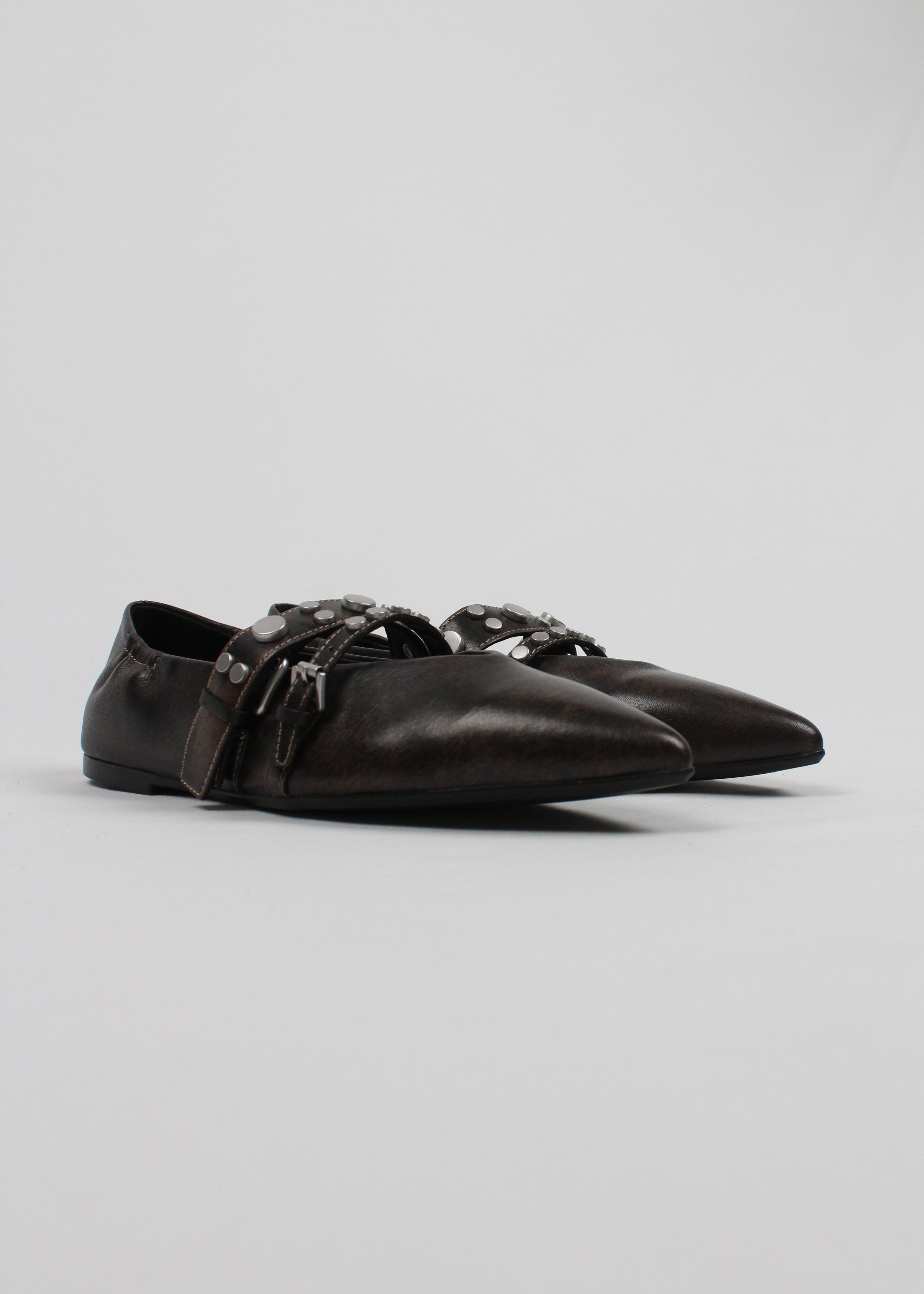 AI/SS25-BRITNEY05 BALLERINA BRITNEY IN PELLE NERA CON DOPPIO CINTURINO E BORCHIE