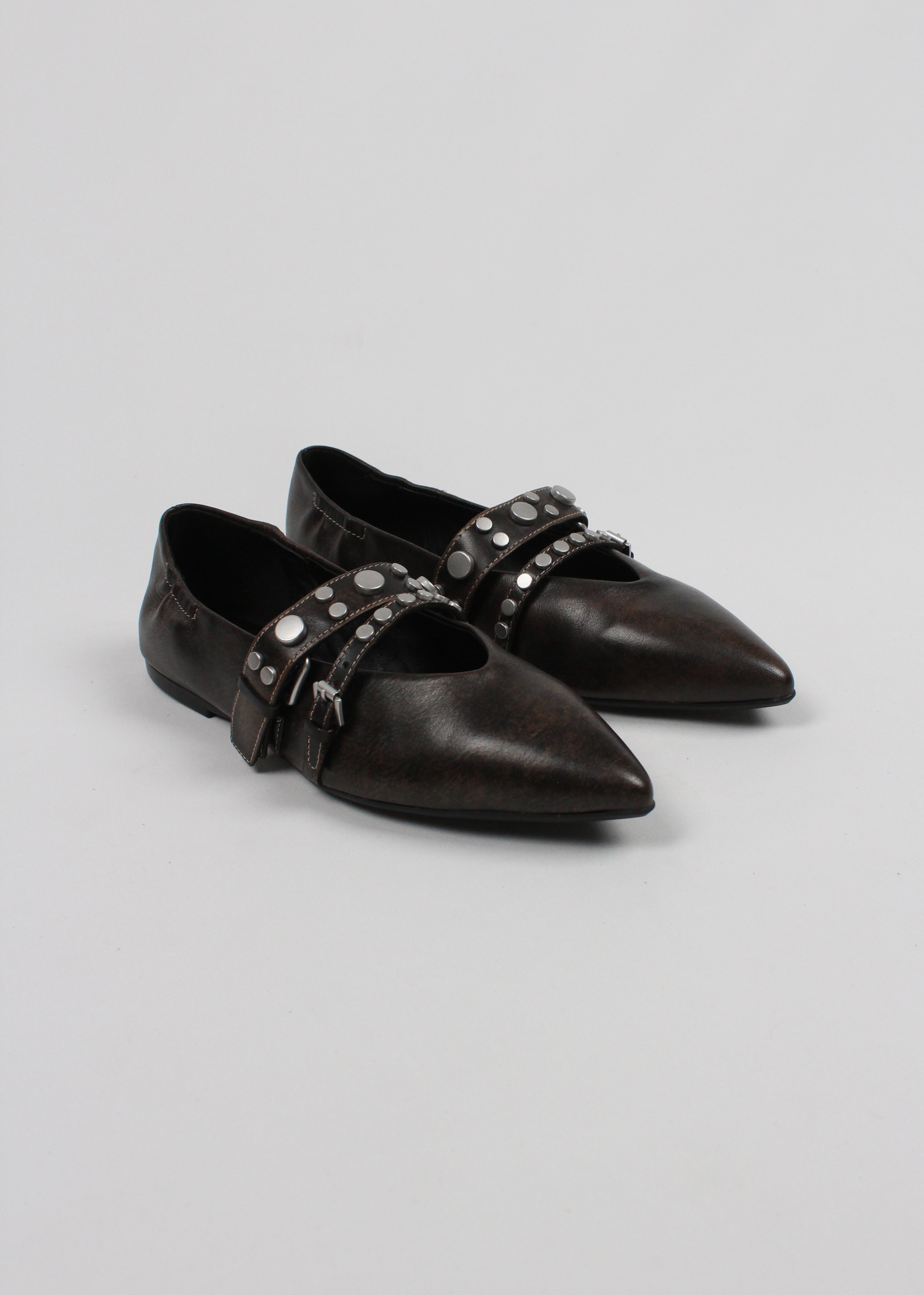 AI/SS25-BRITNEY05 BALLERINA BRITNEY IN PELLE NERA CON DOPPIO CINTURINO E BORCHIE
