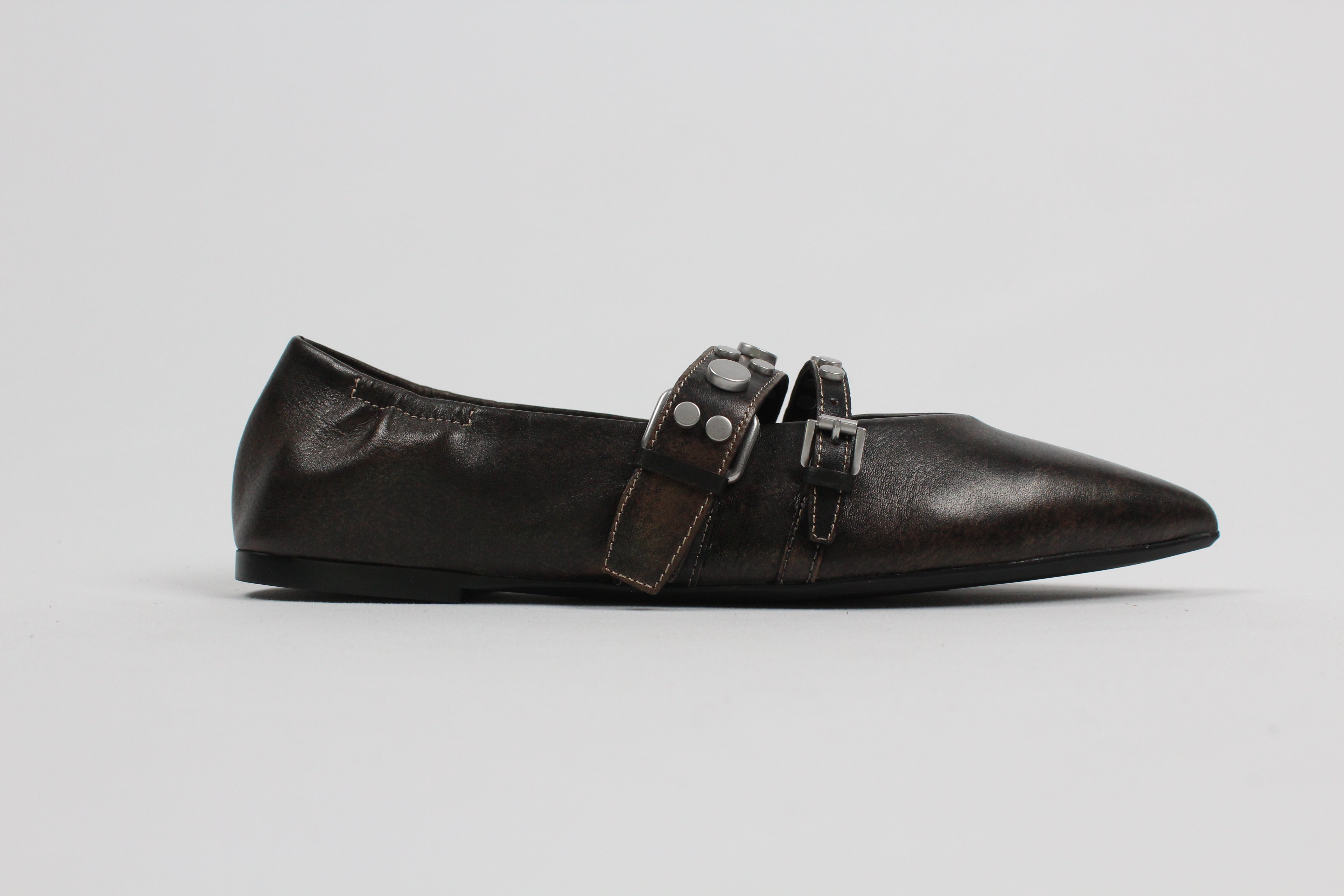 AI/SS25-BRITNEY05 BALLERINA BRITNEY IN PELLE NERA CON DOPPIO CINTURINO E BORCHIE