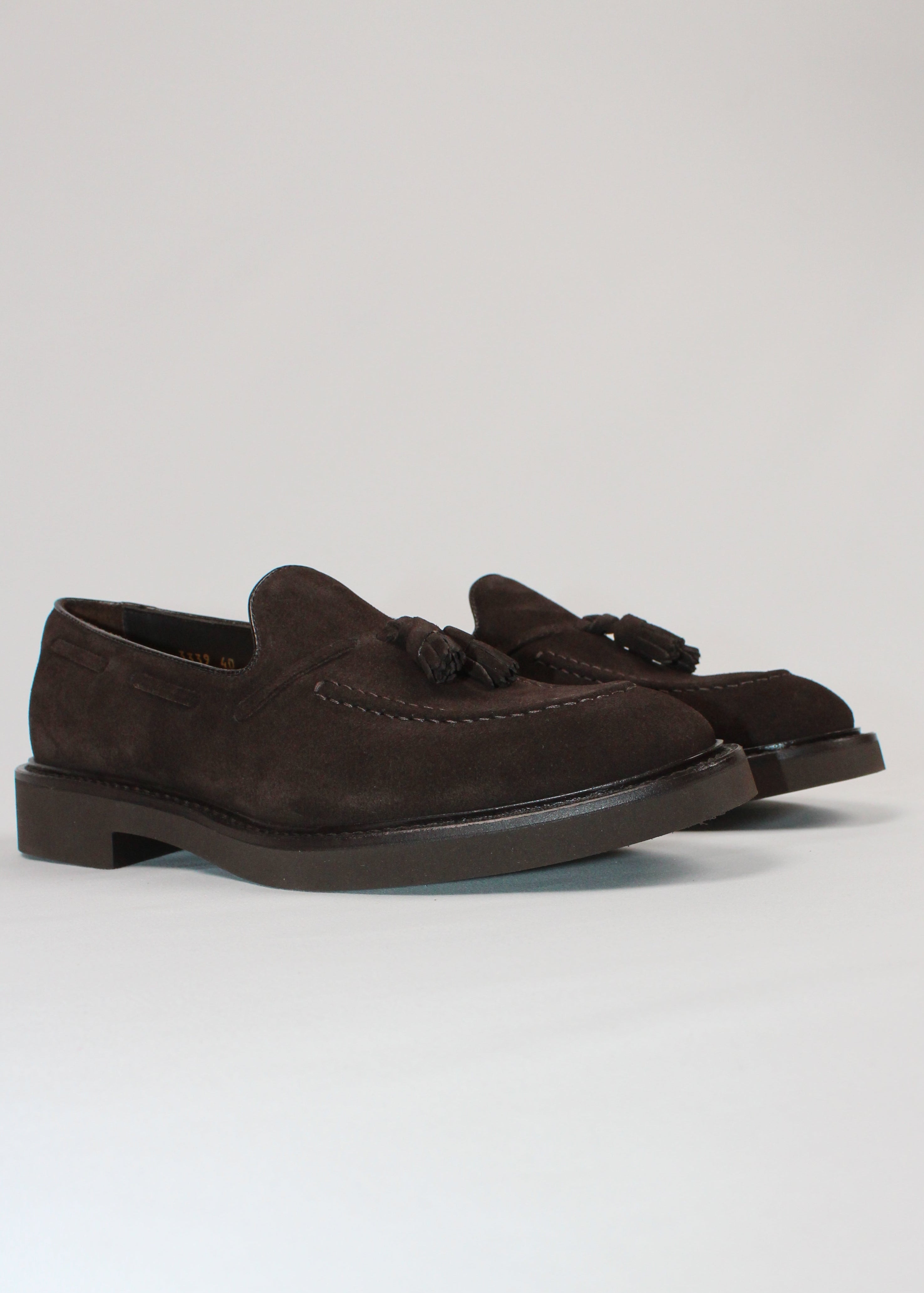 AI/SS25-DU3339VEROUF009TM23. MOCASSINO CON NAPPINE IN SUEDE MARRONE "TERRE"