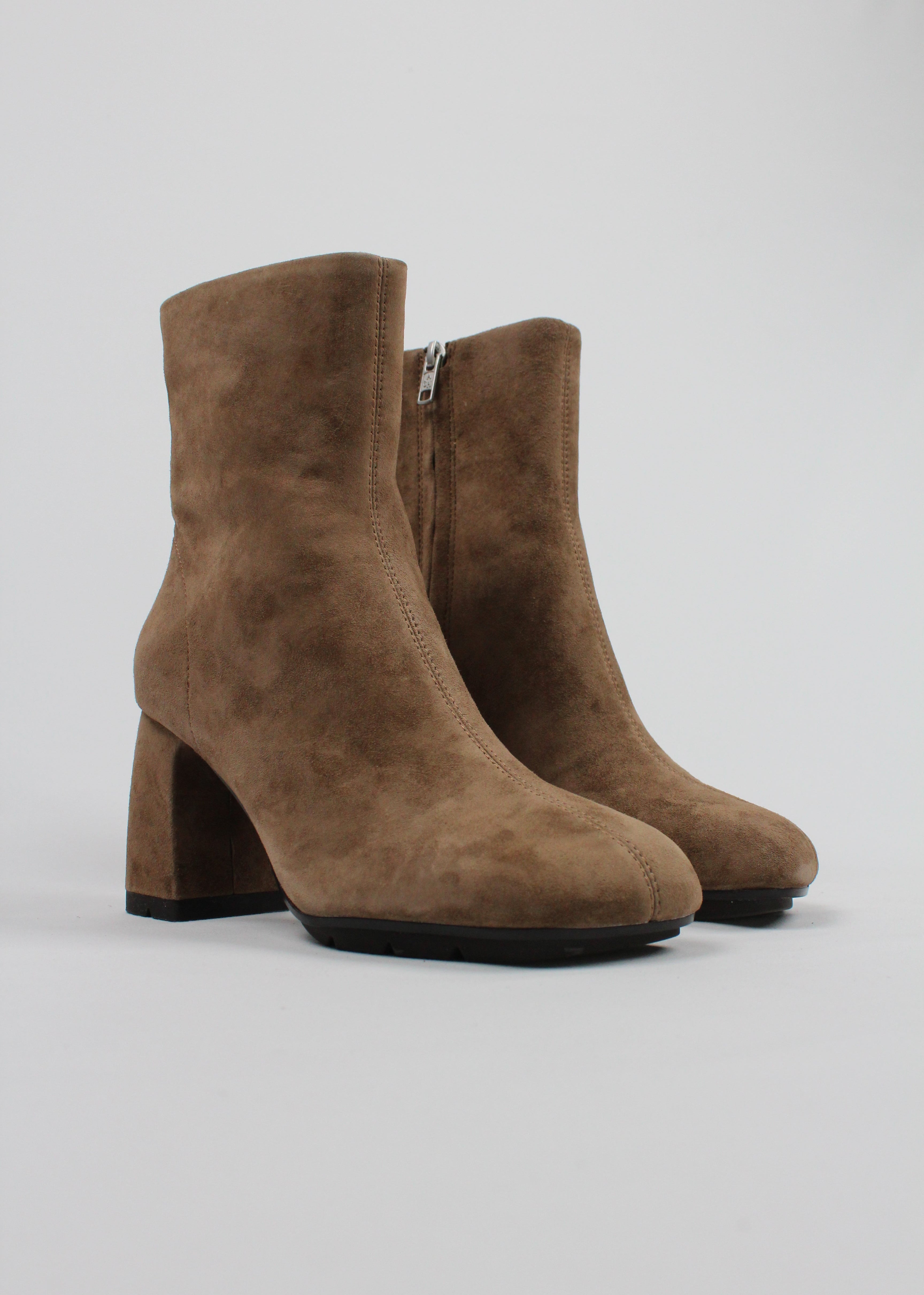 FW25-ECLAT02  STIVALETTO ECLAT IN SUEDE TORTORA CON ZIP LATERALE E TACCO 8,5 CM