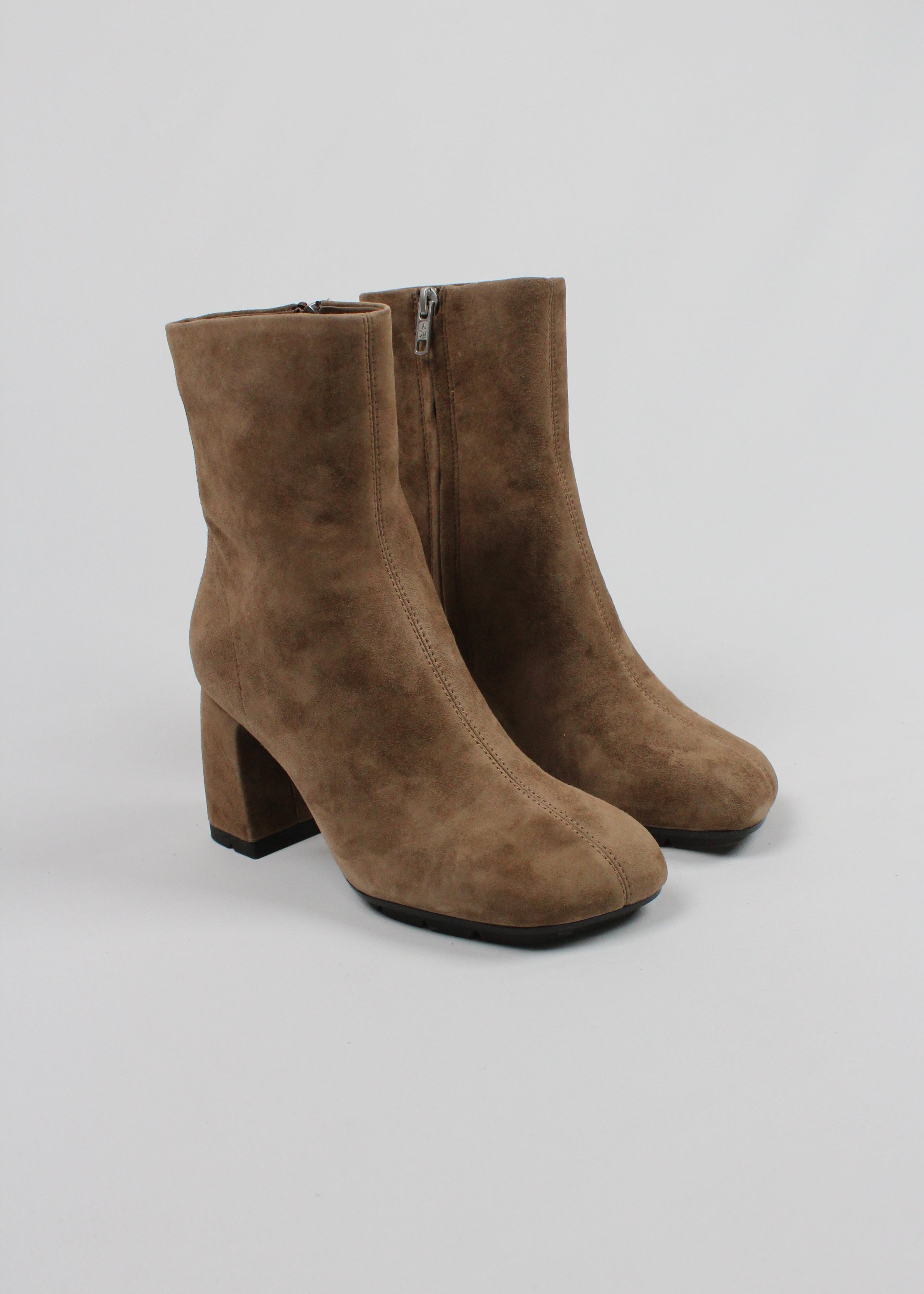 FW25-ECLAT02  STIVALETTO ECLAT IN SUEDE TORTORA CON ZIP LATERALE E TACCO 8,5 CM