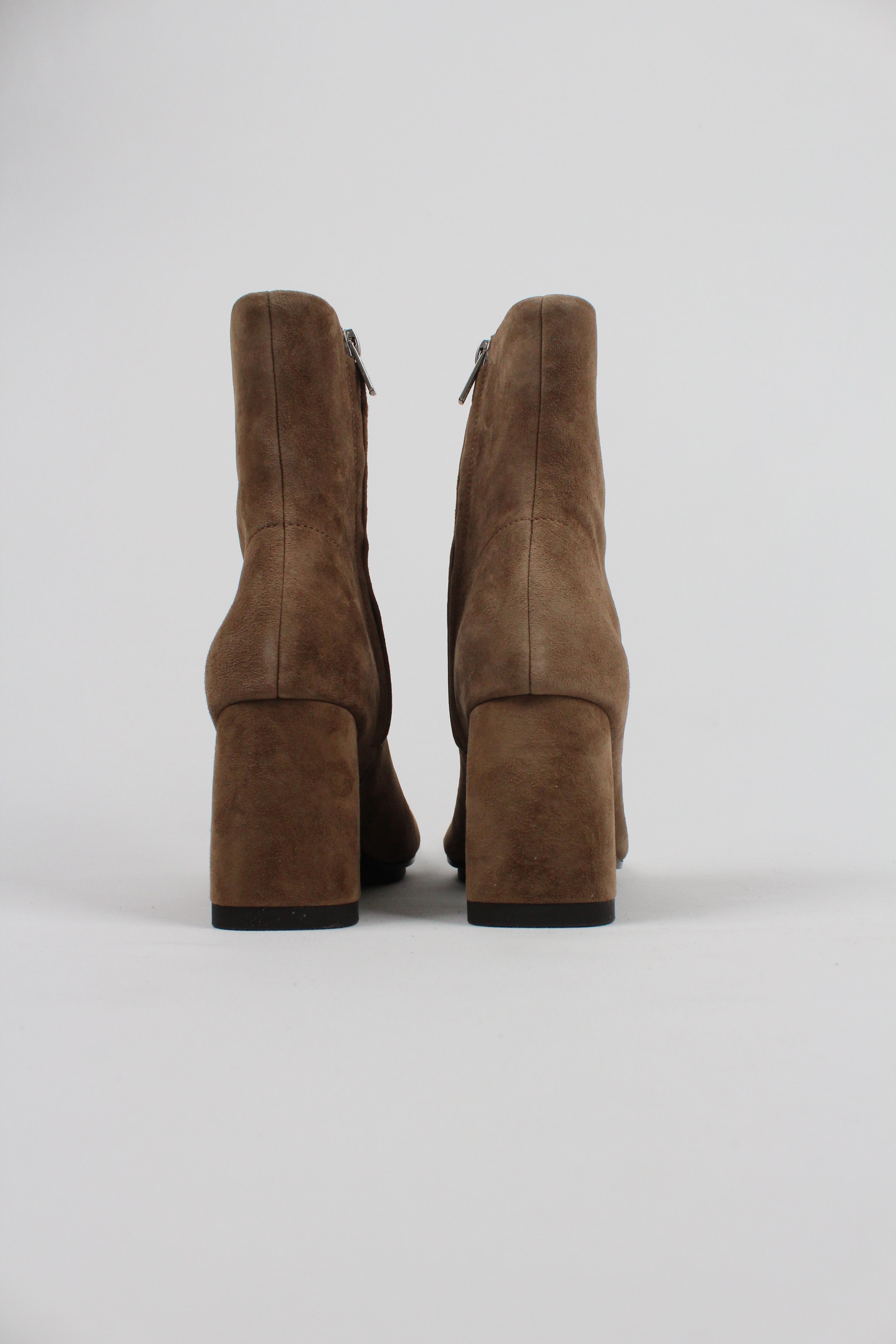 FW25-ECLAT02  STIVALETTO ECLAT IN SUEDE TORTORA CON ZIP LATERALE E TACCO 8,5 CM