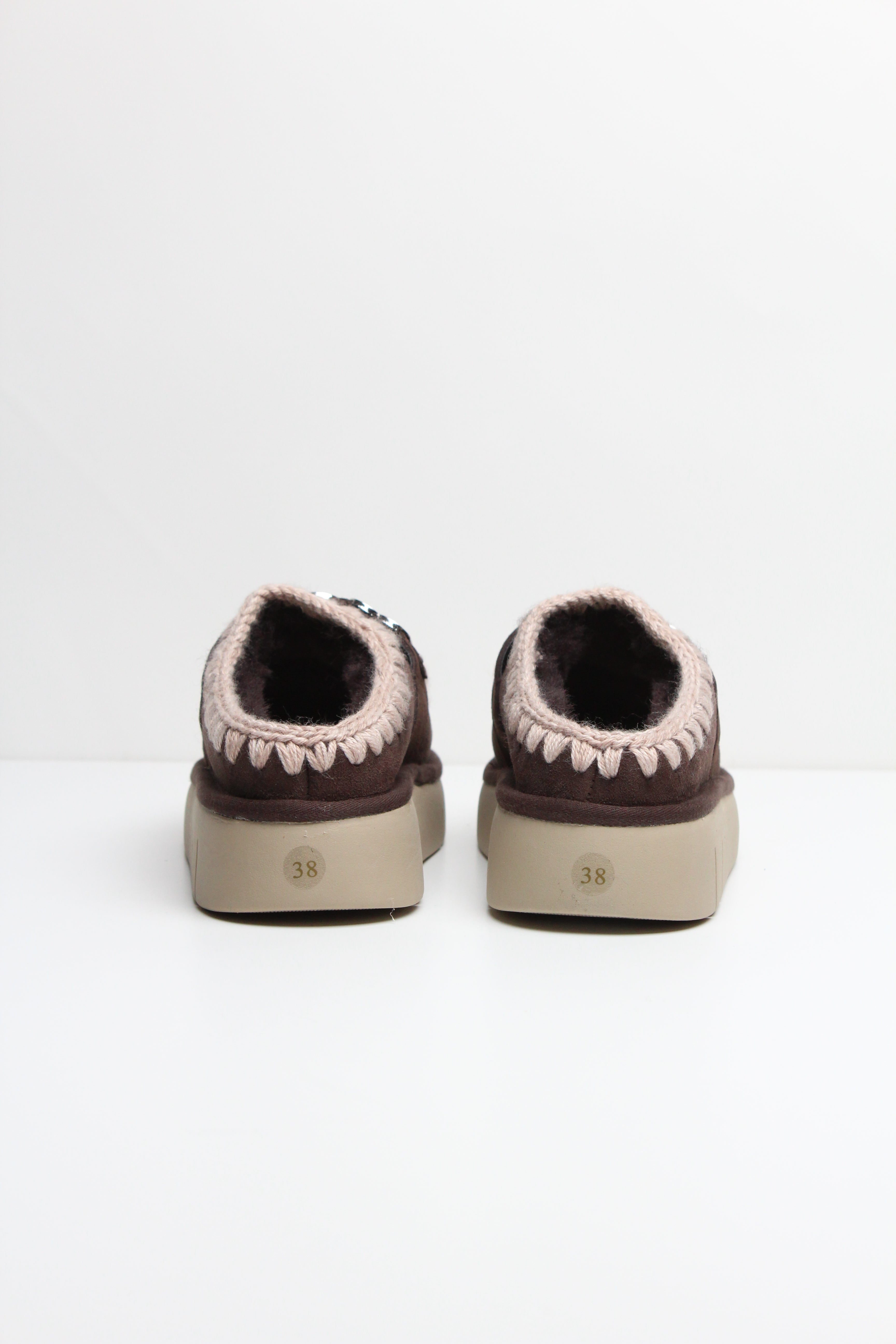 FW25-MU-FW531001A BOUNCE CLOG METAL LOGO  COLORE MOCHA