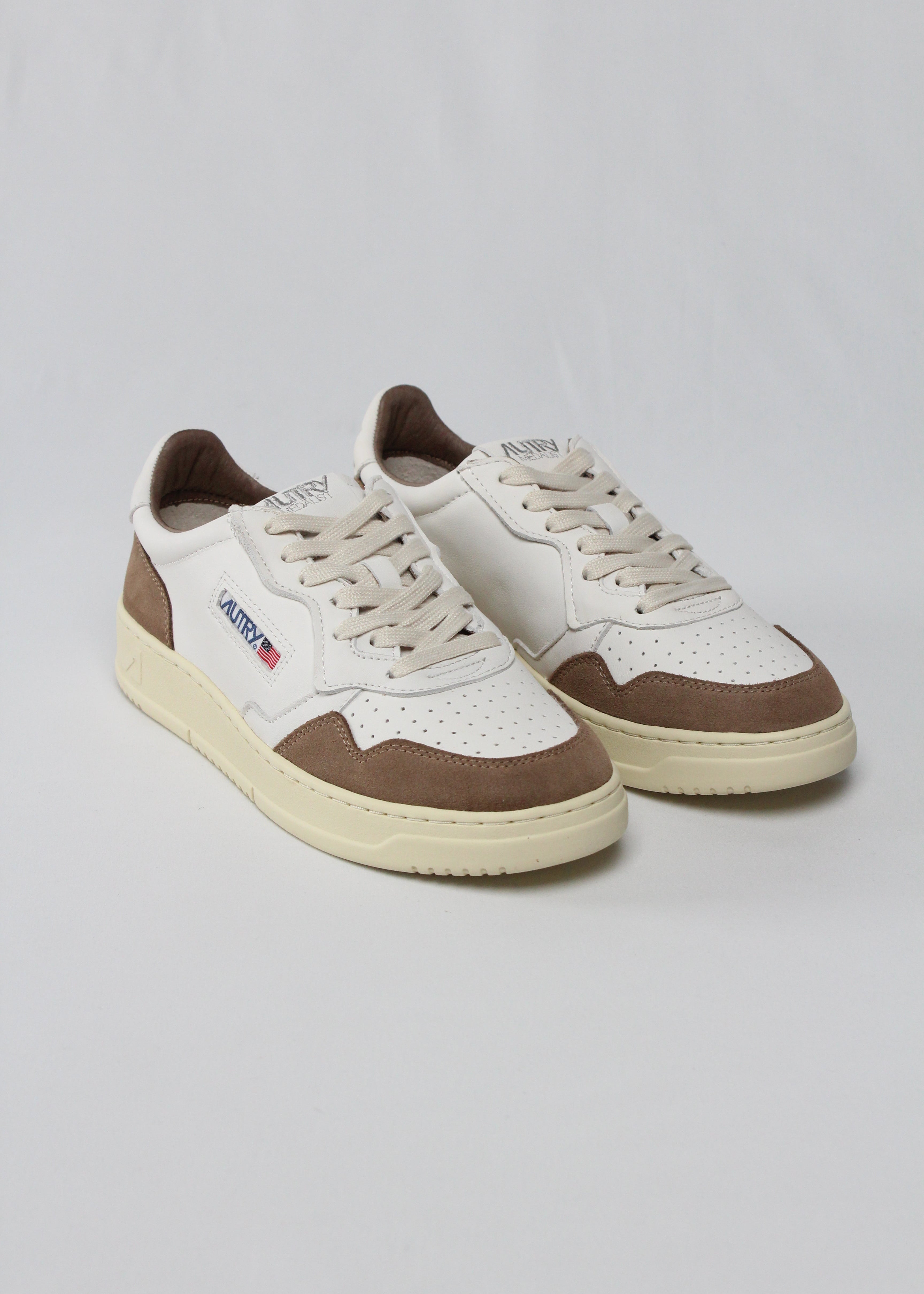 AI/SS25 AULM-GS43  SNEAKERS MEDALIST GOAT/SUEDE WHT/TABACCO
