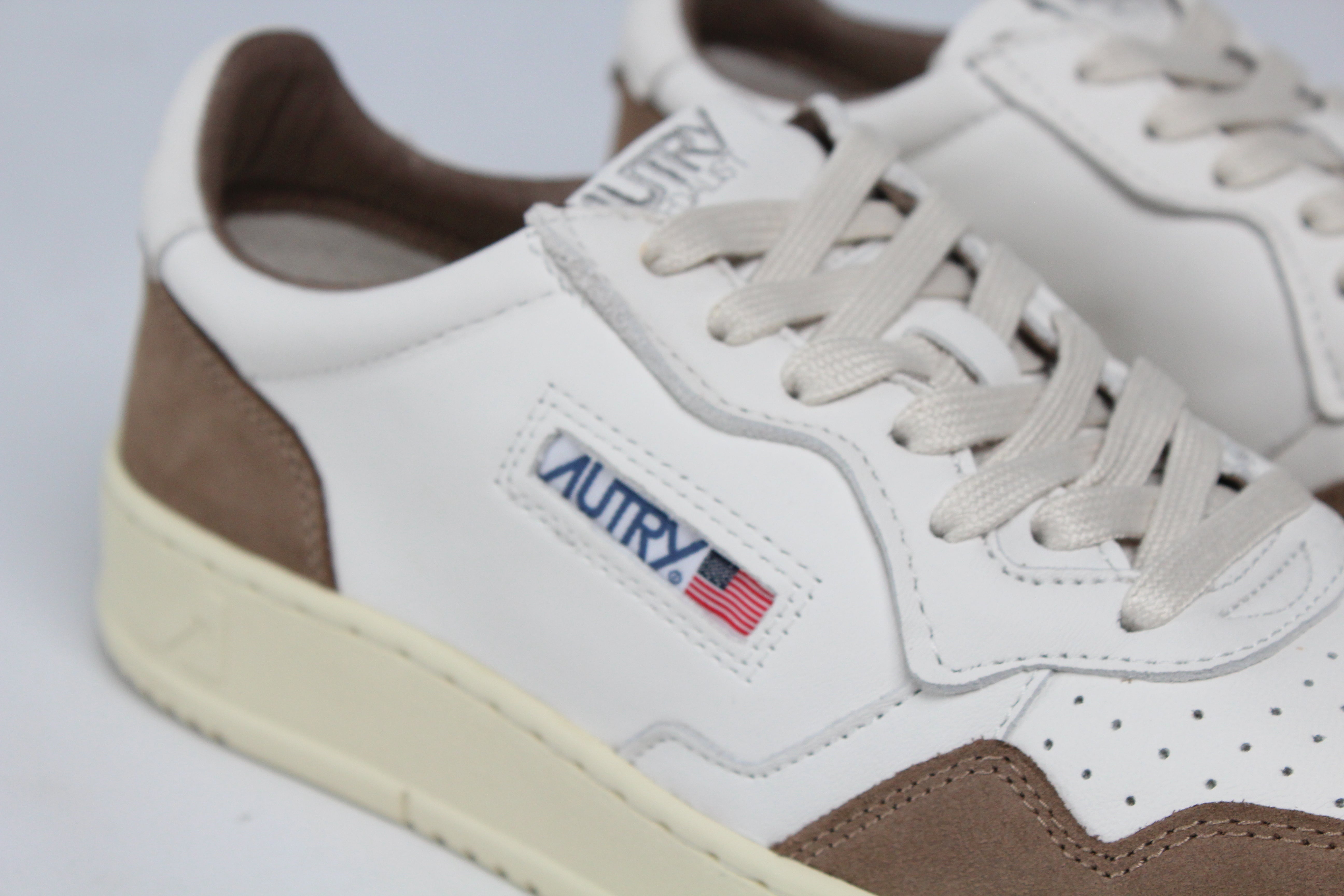 AI/SS25 AULM-GS43  SNEAKERS MEDALIST GOAT/SUEDE WHT/TABACCO