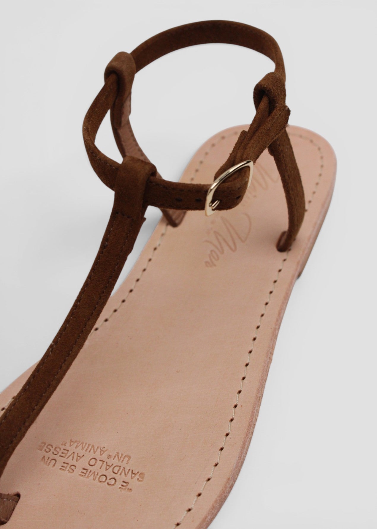 INDRID – SANDALO INFRADITO IN SUEDE NOCCIOLA CON CINTURINO ALLA CAVIGLIA