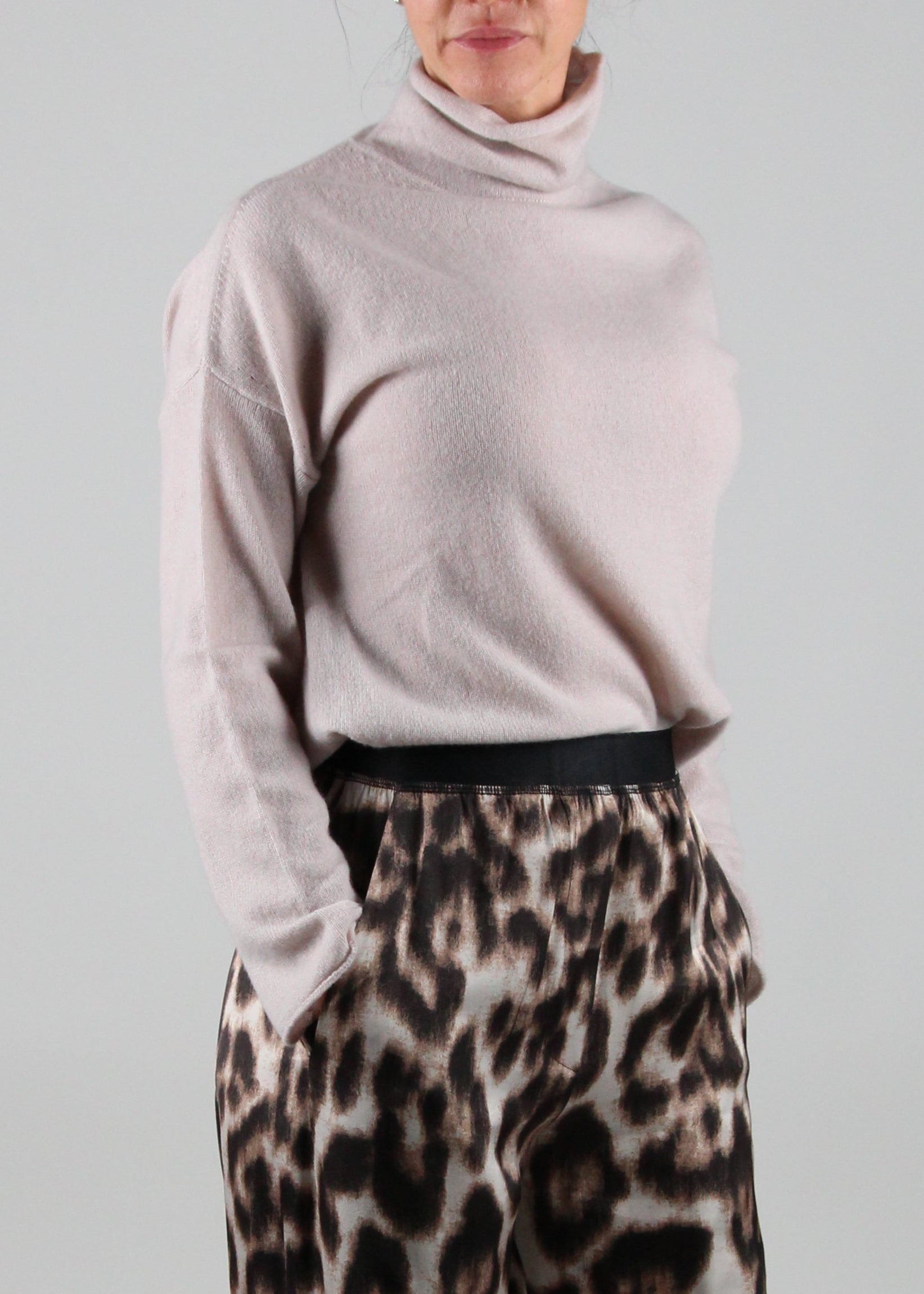 FW25-2636-05-86  MAGLIA DOLCEVITA BOXIG IN CASHMERE  COLORE BURRO