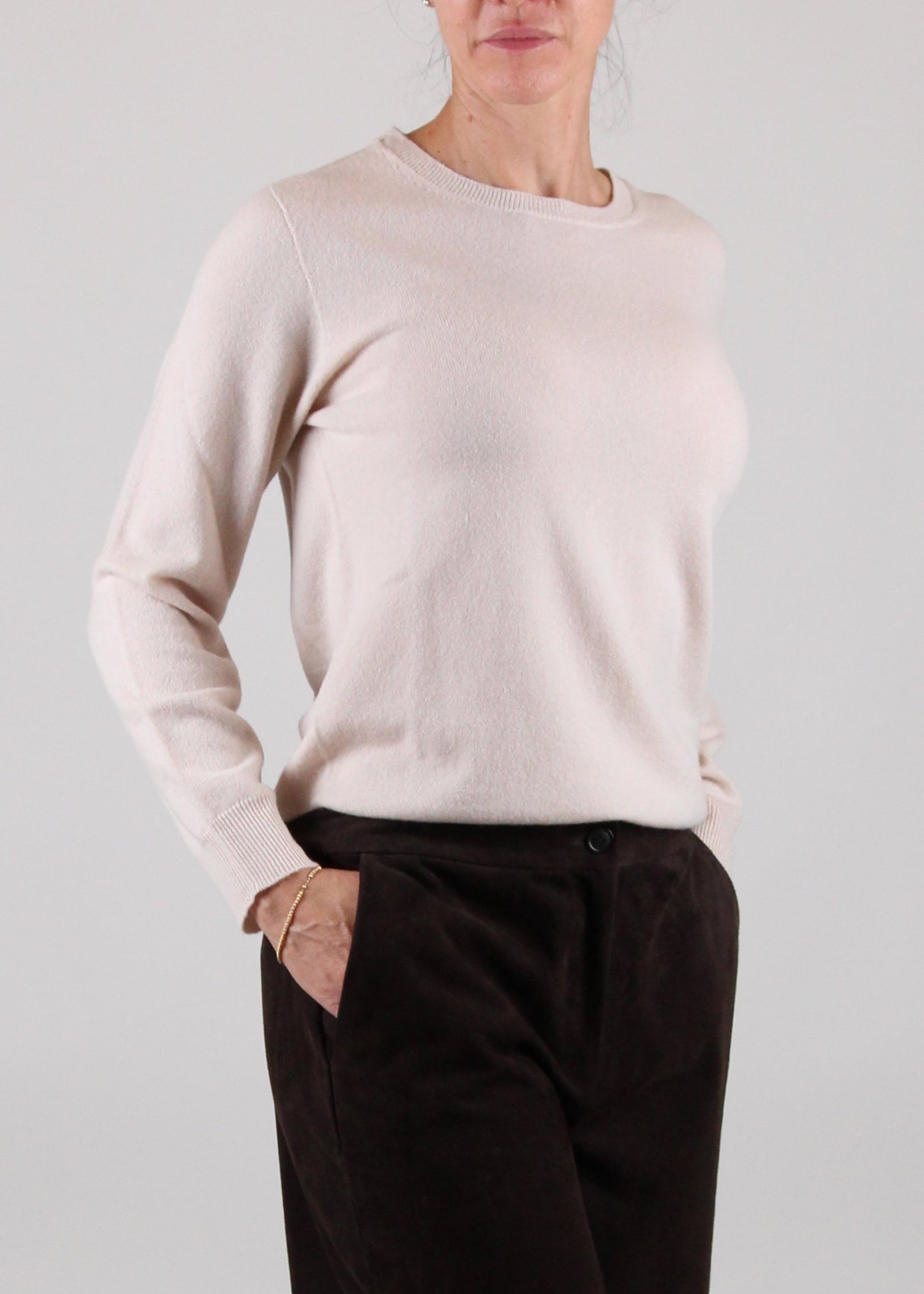 FW25-2511-01-206  MAGLIA GIROCOLLO SEAMLESS IN  LANA E CASHMERE  COLORE MASTICE