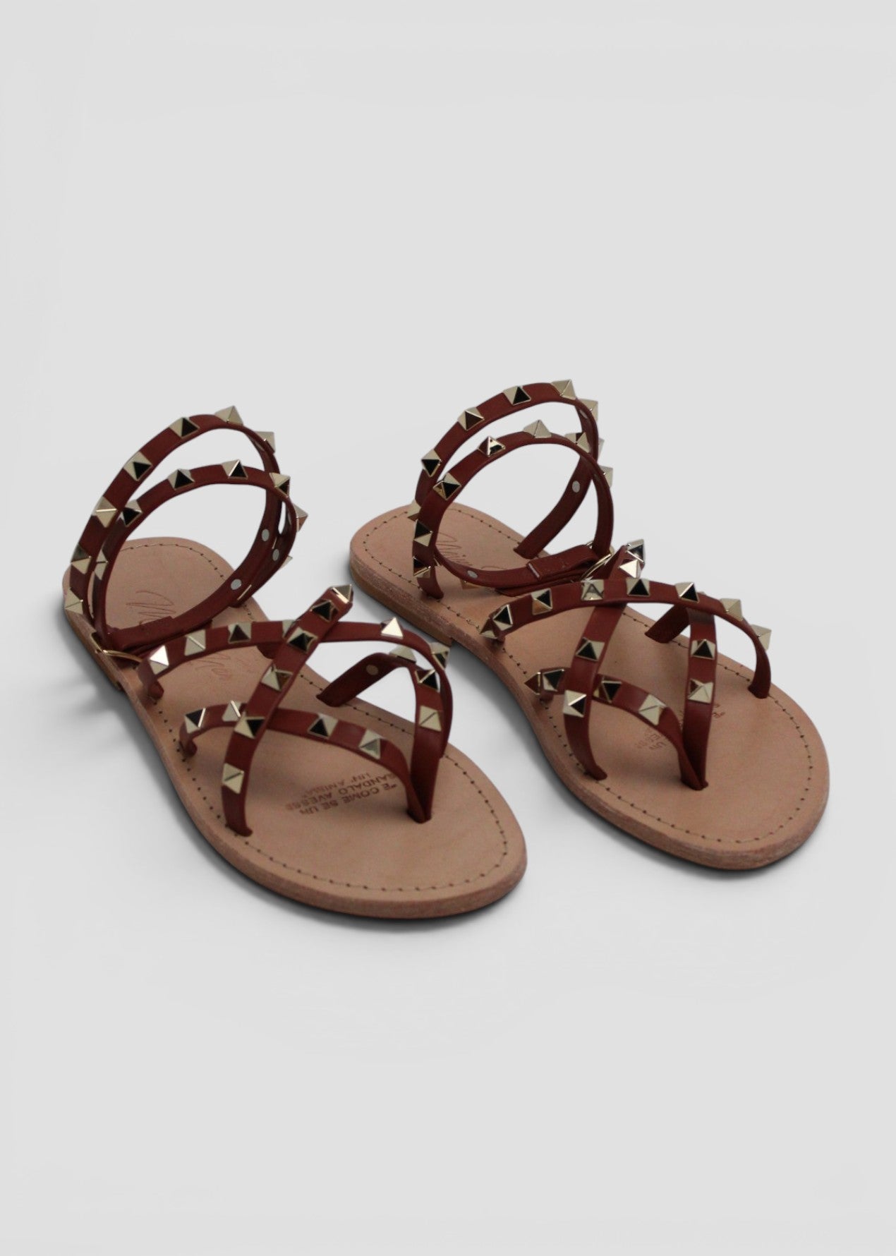 TIANA – SANDALO INFRADITO IN PELLE DI VITELLO REDSKIN CON BORCHIE E CINTURINO ALLA CAVIGLIA