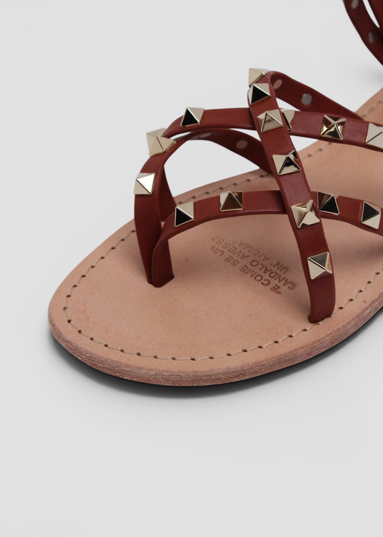 TIANA – SANDALO INFRADITO IN PELLE DI VITELLO REDSKIN CON BORCHIE E CINTURINO ALLA CAVIGLIA